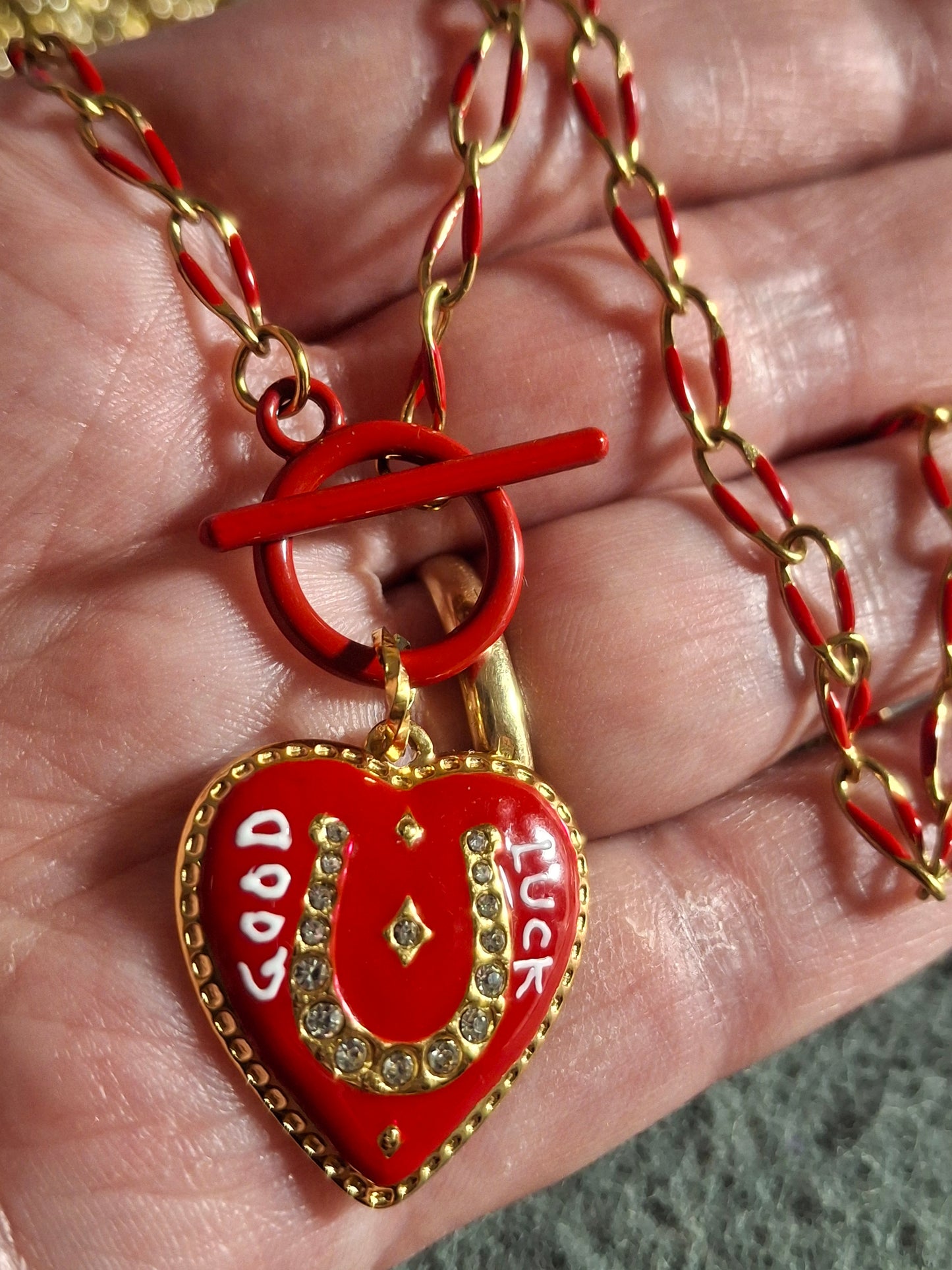 Collier chaîne dorée acier inoxydable stainless steel et email coloré rouge fermoir toggle médaille coeur stainless steel 316 polie