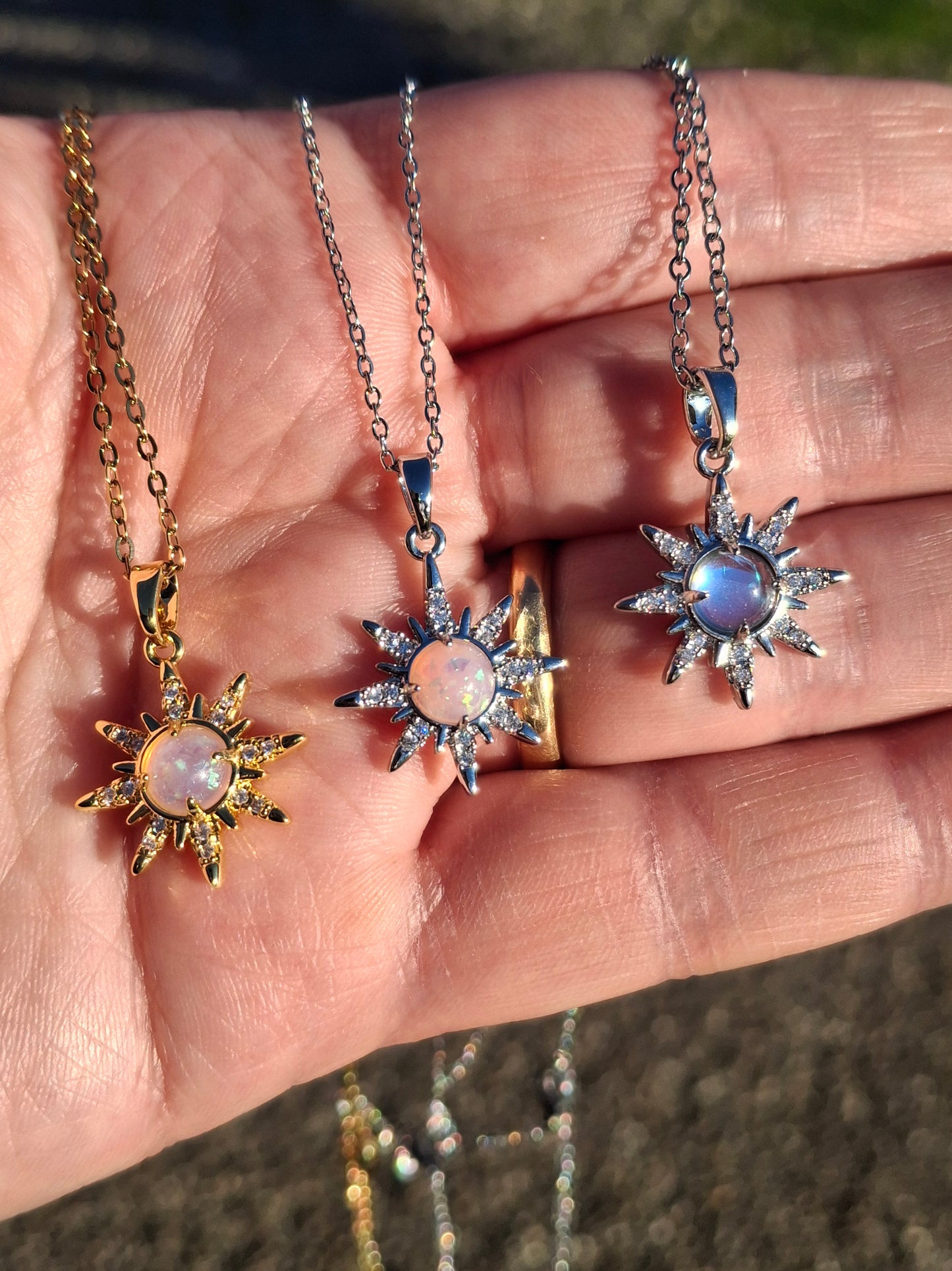 Halskette aus Edelstahl 316 mit Sonnenanhänger aus Edelstahl 316, besetzt mit Zirkonia, verstellbar.