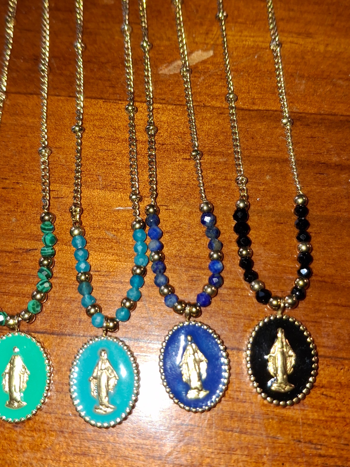 Collier chaîne dorée acier inoxydable stainless steel 316 ,perles, madone stainless steel 316 et email coloré plaqué or réglable ajustable