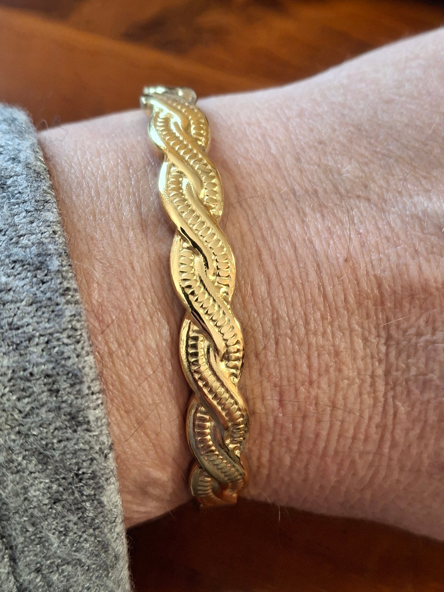 Schönes, steifes Armband aus Edelstahl 316.