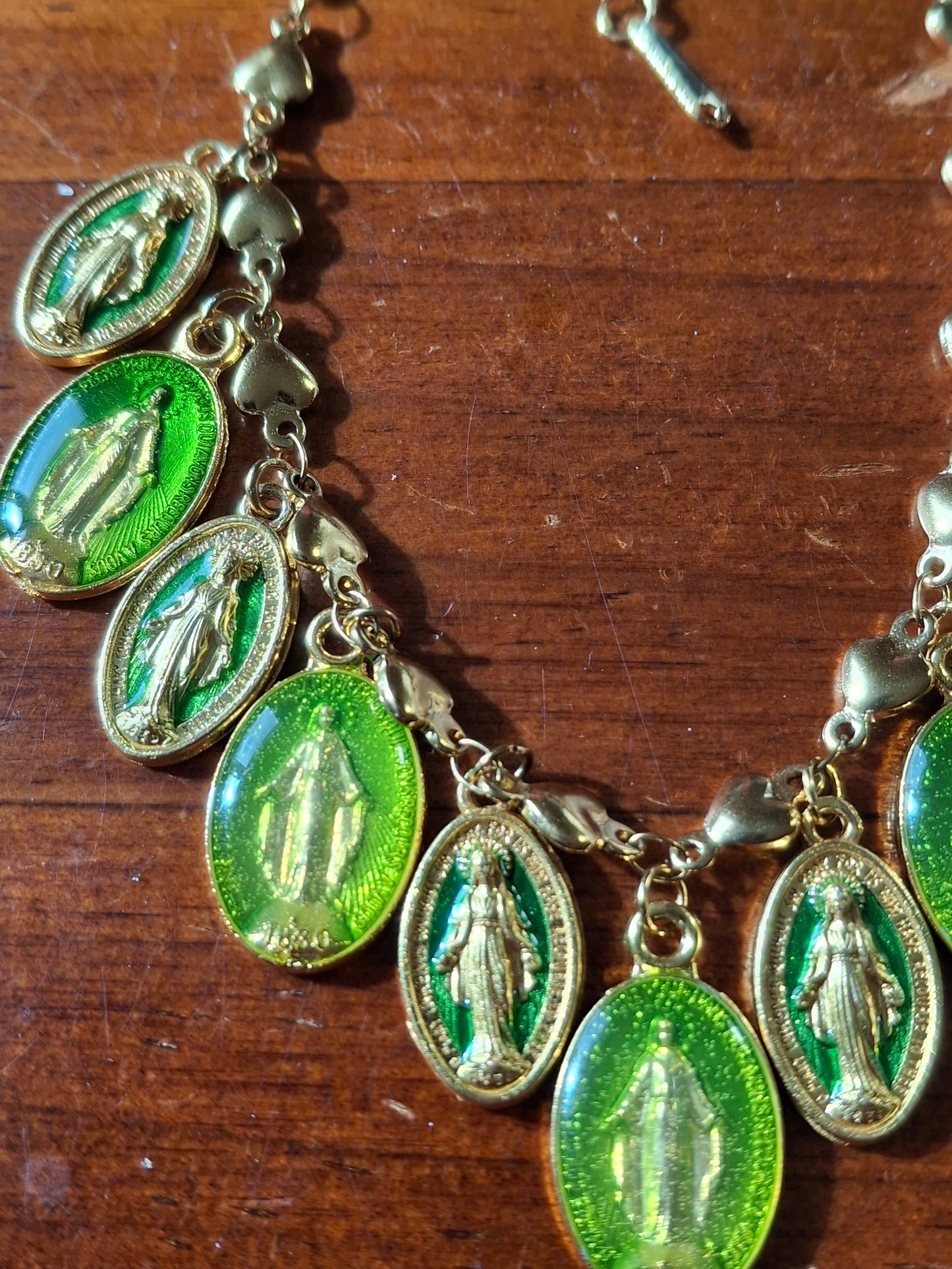 Collier chaîne dorée acier inoxydable stainless steel motif fleur breloques madone handmade réglable