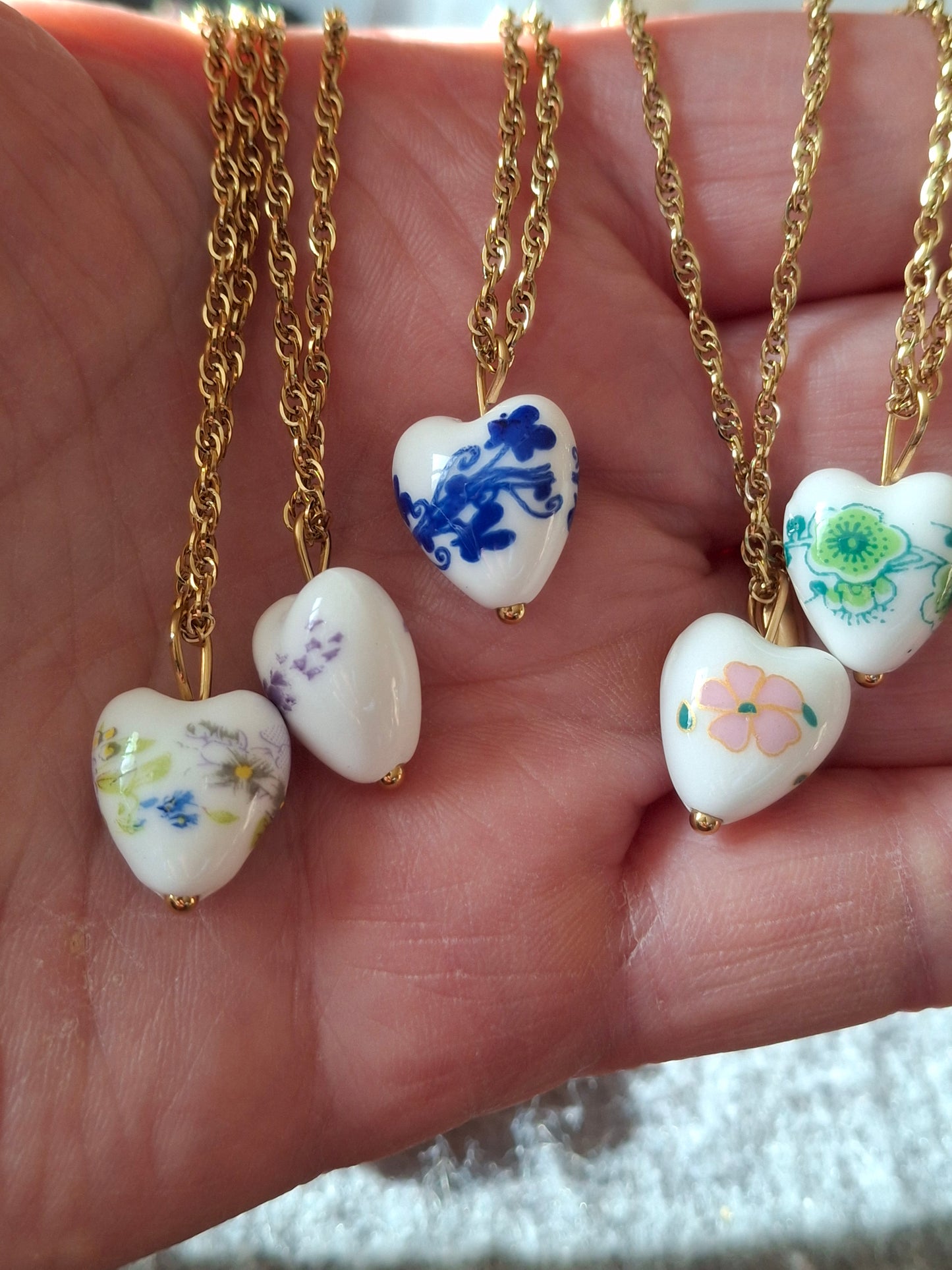 Halskette aus gedrehter Edelstahlkette (316) mit Porzellanherz