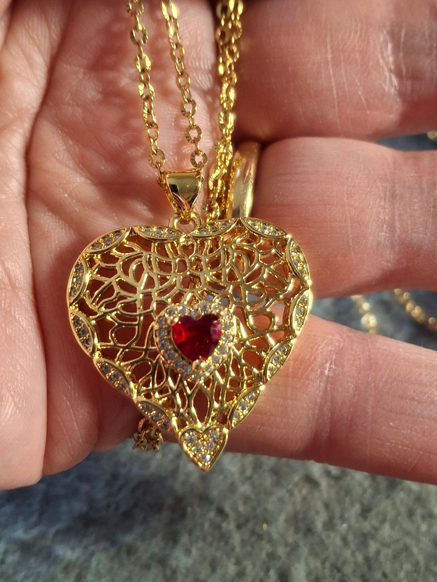 Collier chaîne dorée acier inoxydable stainless steel 316 pendentif coeur ajouré plaqué or 18K serti cristal et zirconium AAA austrian