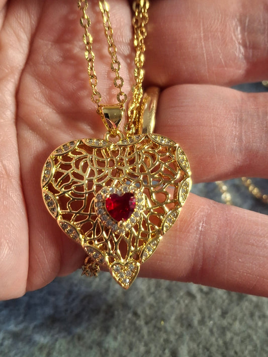 Collier chaîne dorée acier inoxydable stainless steel 316 pendentif coeur ajouré plaqué or 18K serti cristal et zirconium AAA austrian