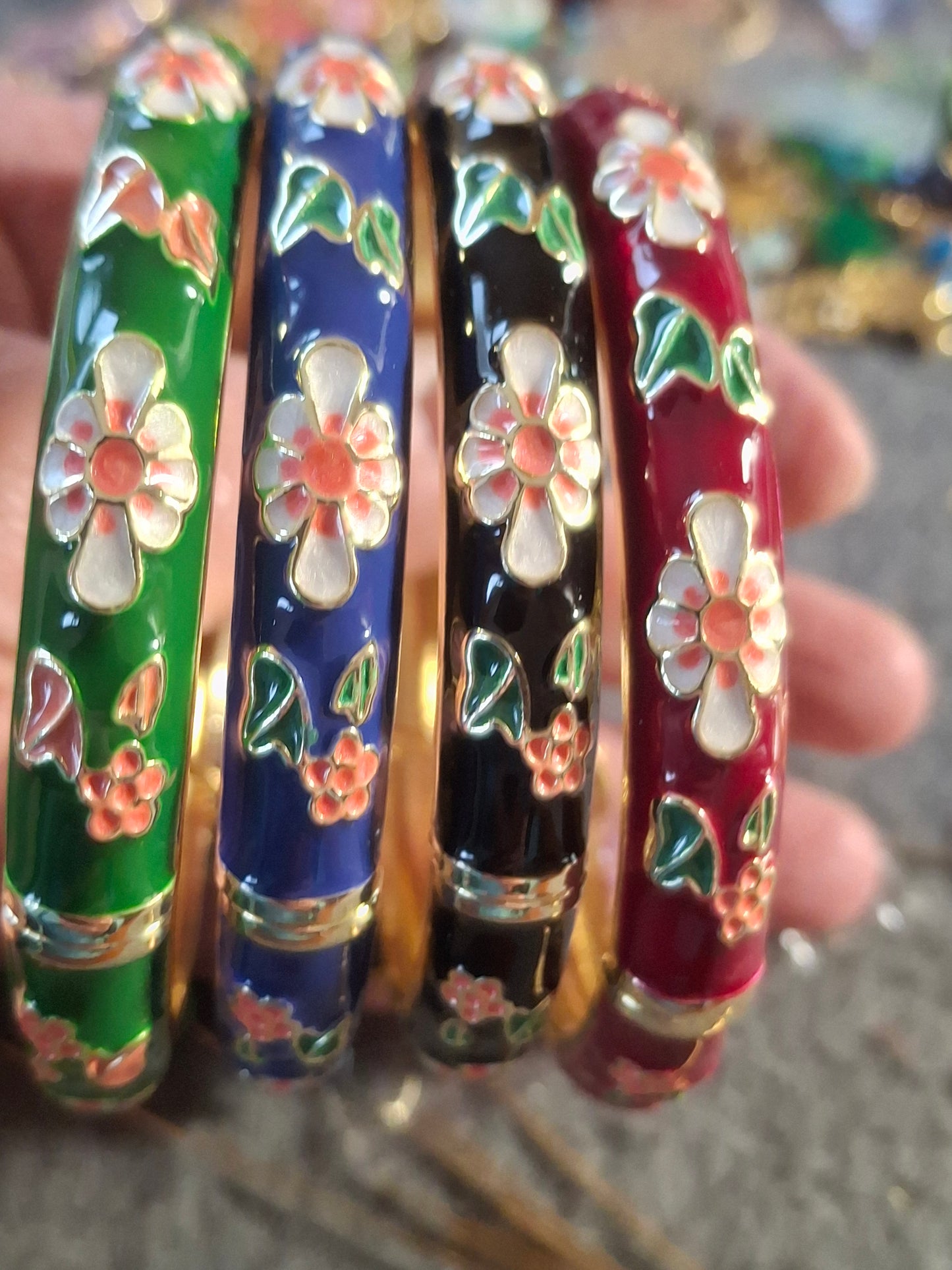 Joli jonc à ressort en email cloisonné motif fleurs et perles