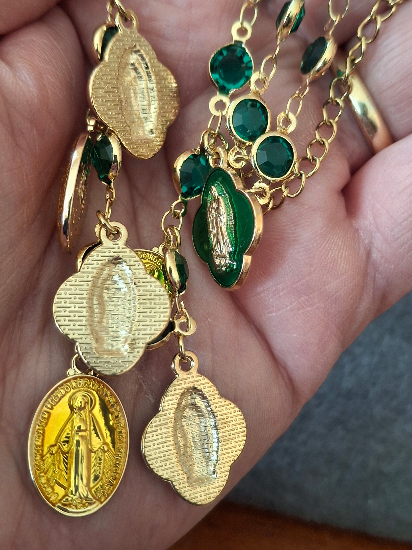 Collier chaîne dorée en cuivre et breloques madone handmade