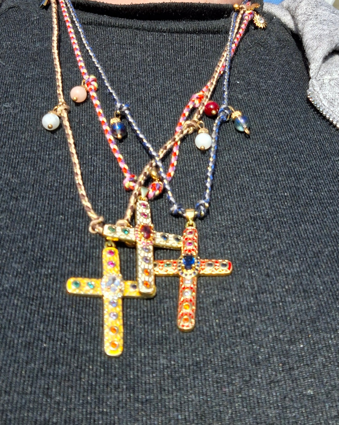 Handgefertigtes, verstellbares, geflochtenes Halsband mit Anhänger in Form eines Kreuzes im Boho-Stil, 18 Karat vergoldet, besetzt mit AAA-Zirkonia und österreichischen Kristallen.