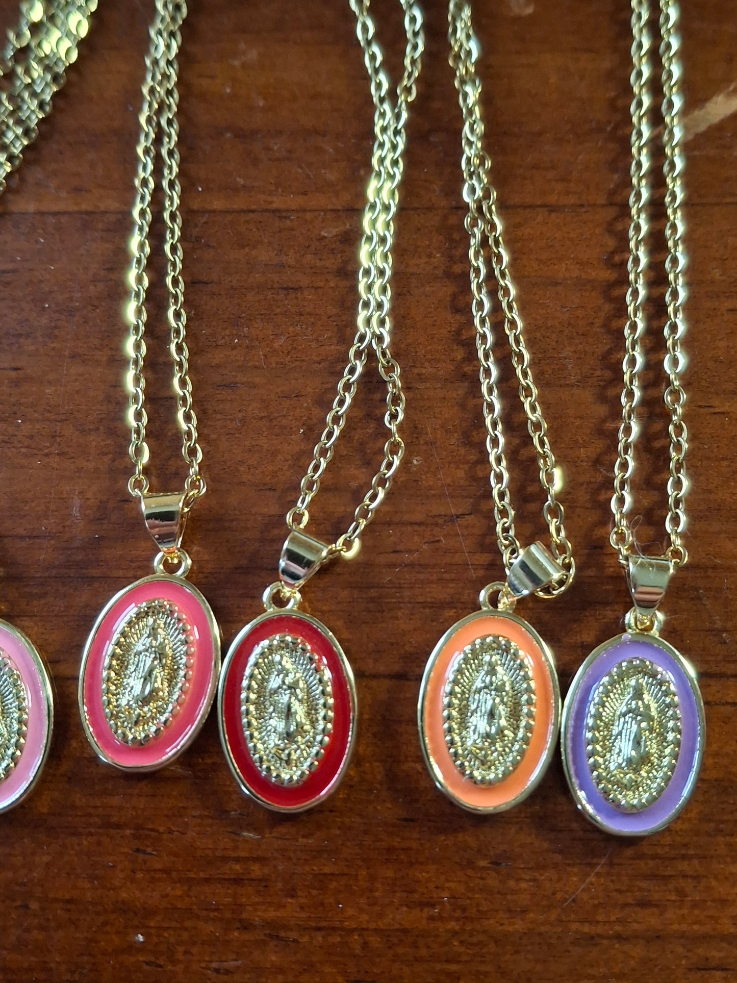 Gold-plated stainless steel chain necklace with Madonna and Miraculous Virgin pendant in brass and colored enamel, plated in 18K gold.