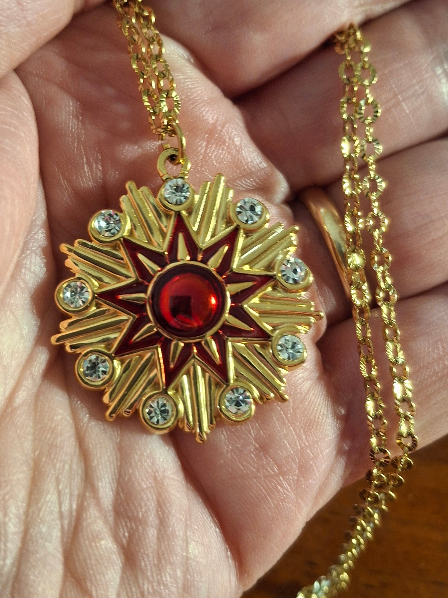 Collier chaîne dorée acier inoxydable stainless steel 316 et pendentif stainless steel 316 poli motif étoile email rouge serti zirconium