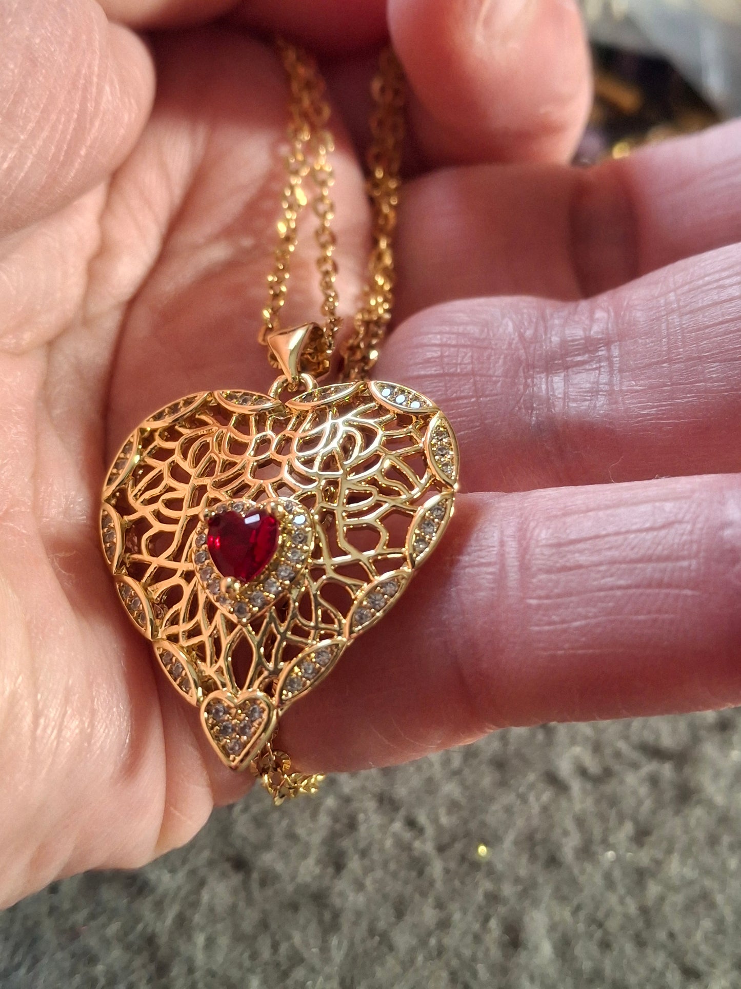 Collier chaîne dorée acier inoxydable stainless steel 316 pendentif coeur ajouré plaqué or 18K serti cristal et zirconium AAA austrian