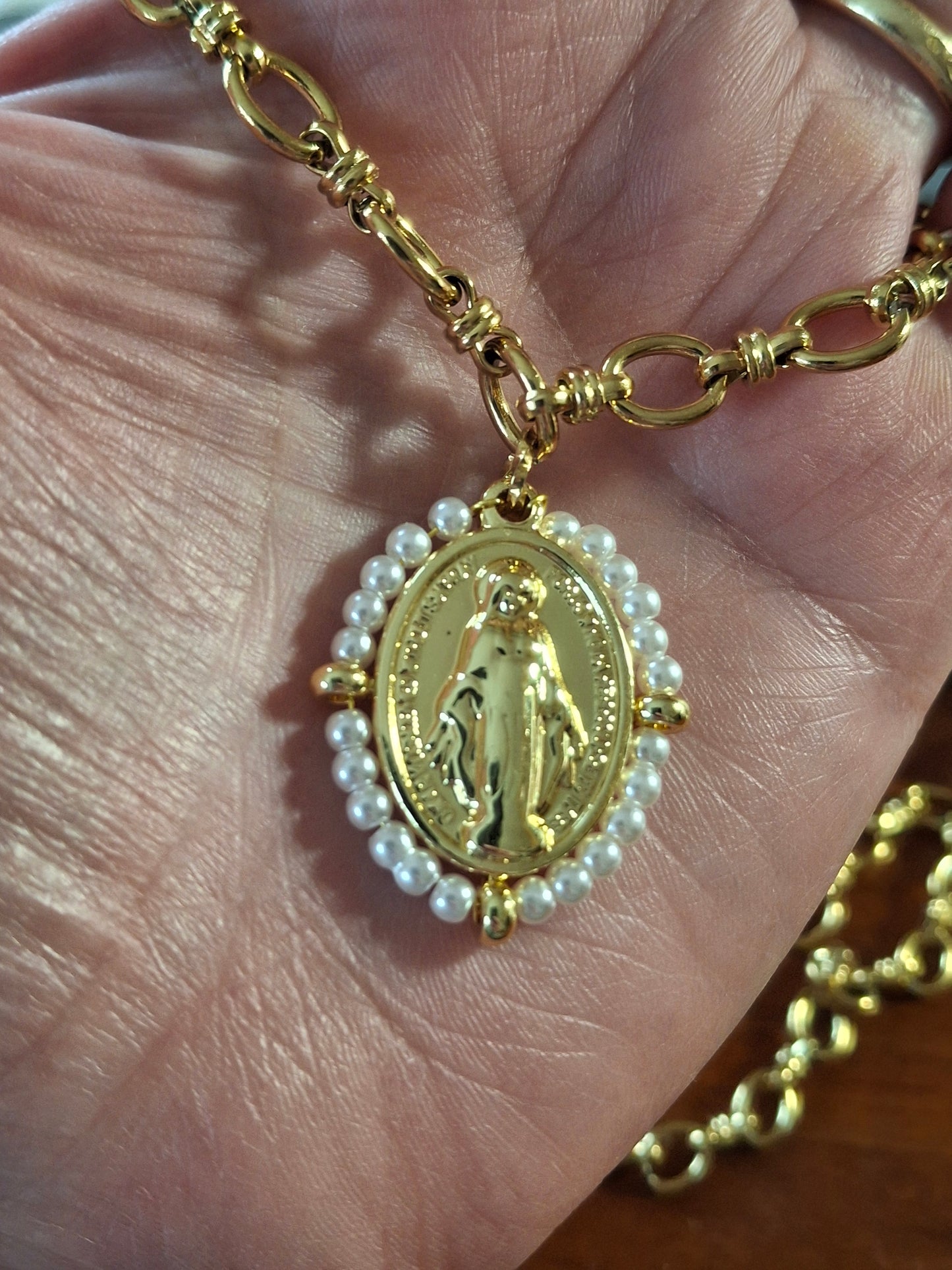Bracelet chaîne maille gourmette acier inoxydable stainless steel 316 et grande médaille madone stainless steel et perles en cristal à facettes