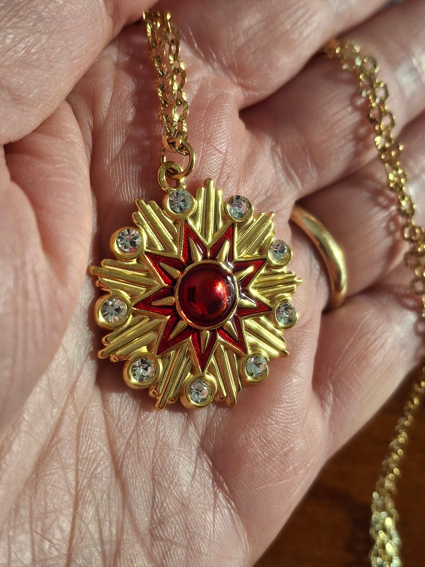 Collier chaîne dorée acier inoxydable stainless steel 316 et pendentif stainless steel 316 poli motif étoile email rouge serti zirconium