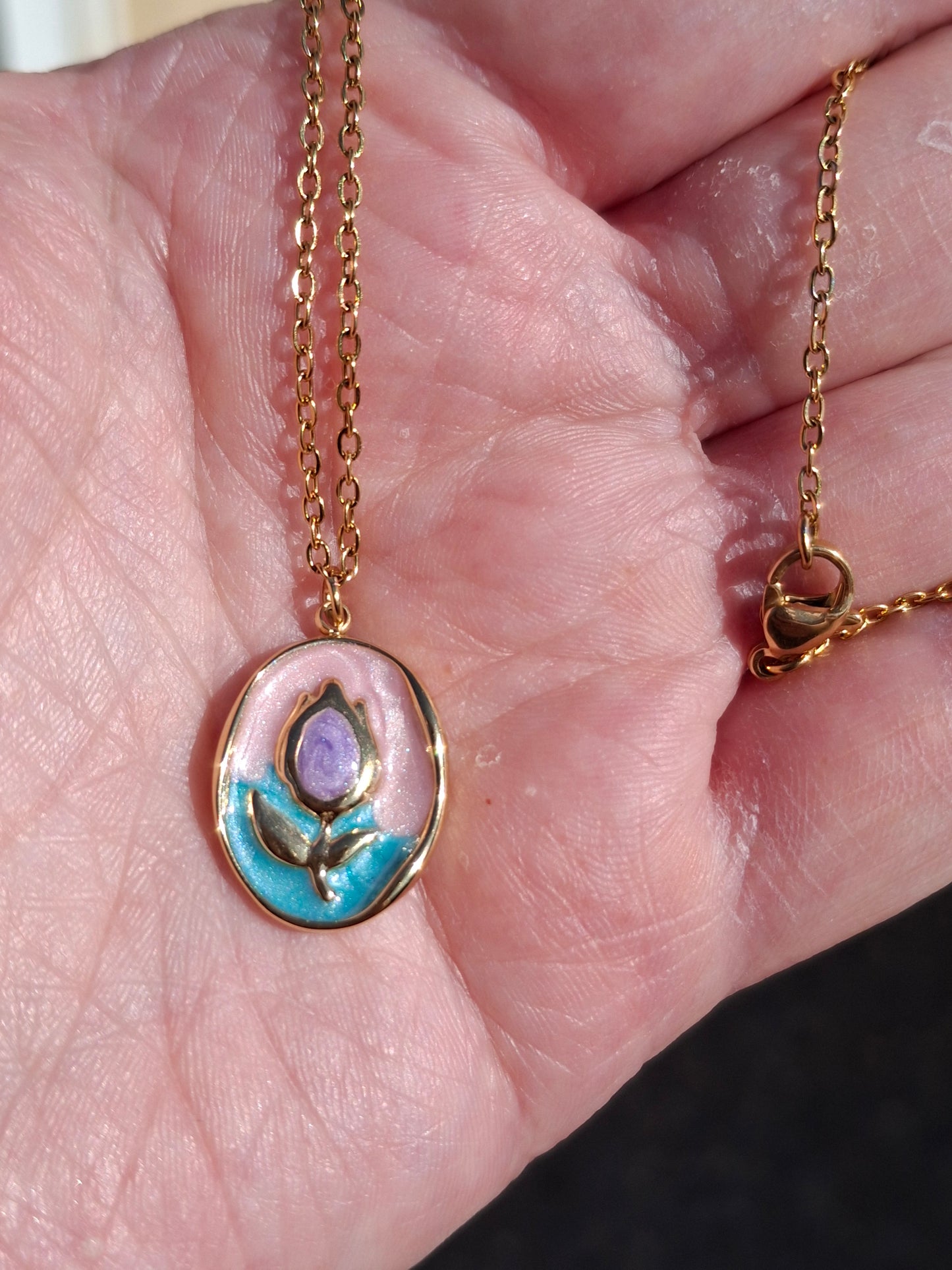 Gold chain necklace in 316 stainless steel and pretty pendant in 316 stainless steel and enamel with tulip motif