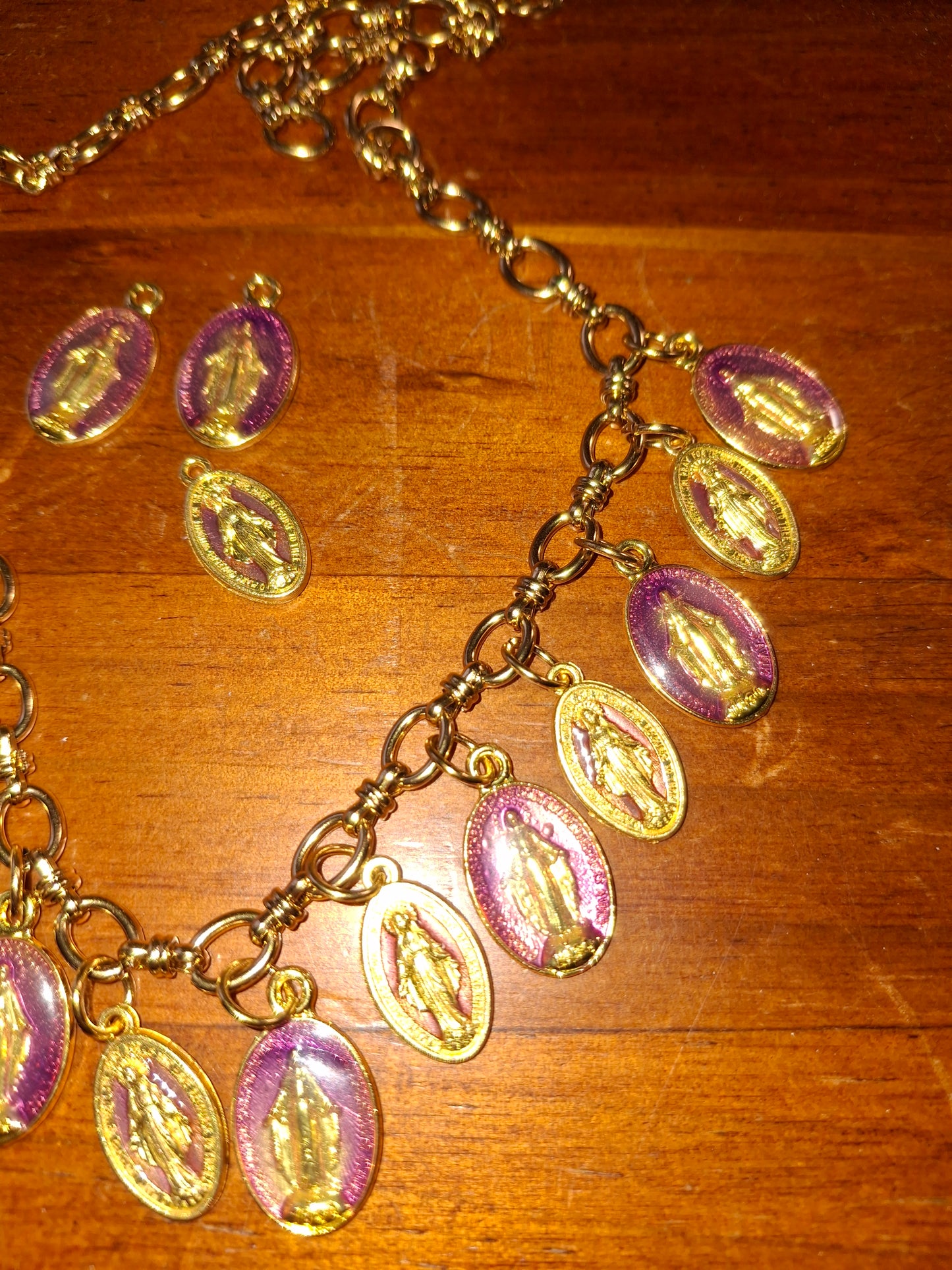 Verstellbare Panzerkette aus Edelstahl 316 mit vergoldeten Madonna-Anhängern aus Kupfer und Messing, handgefertigt