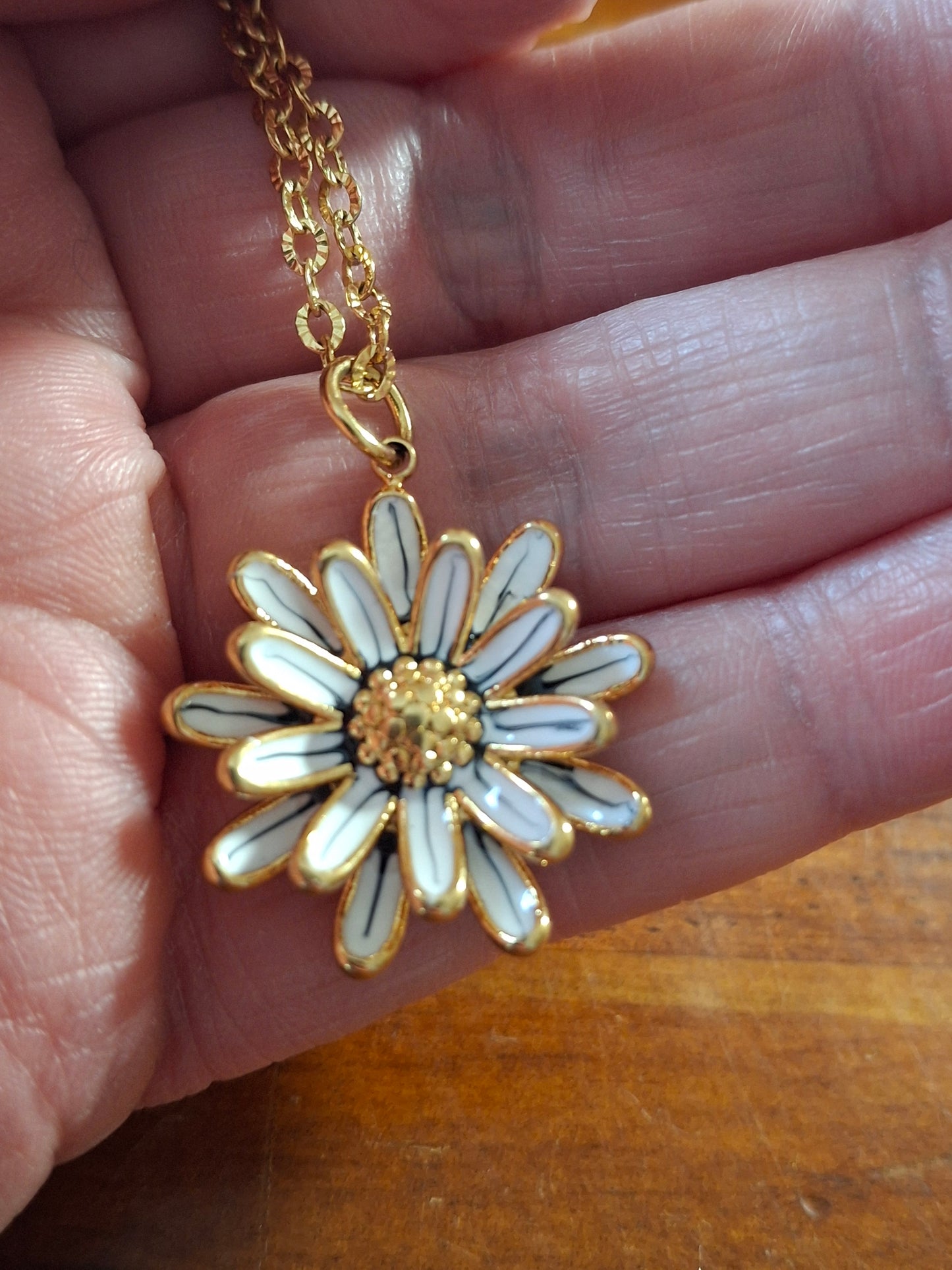 Collier chaîne dorée acier inoxydable stainless steel 316 et fleur stainless steel 316 polie et email