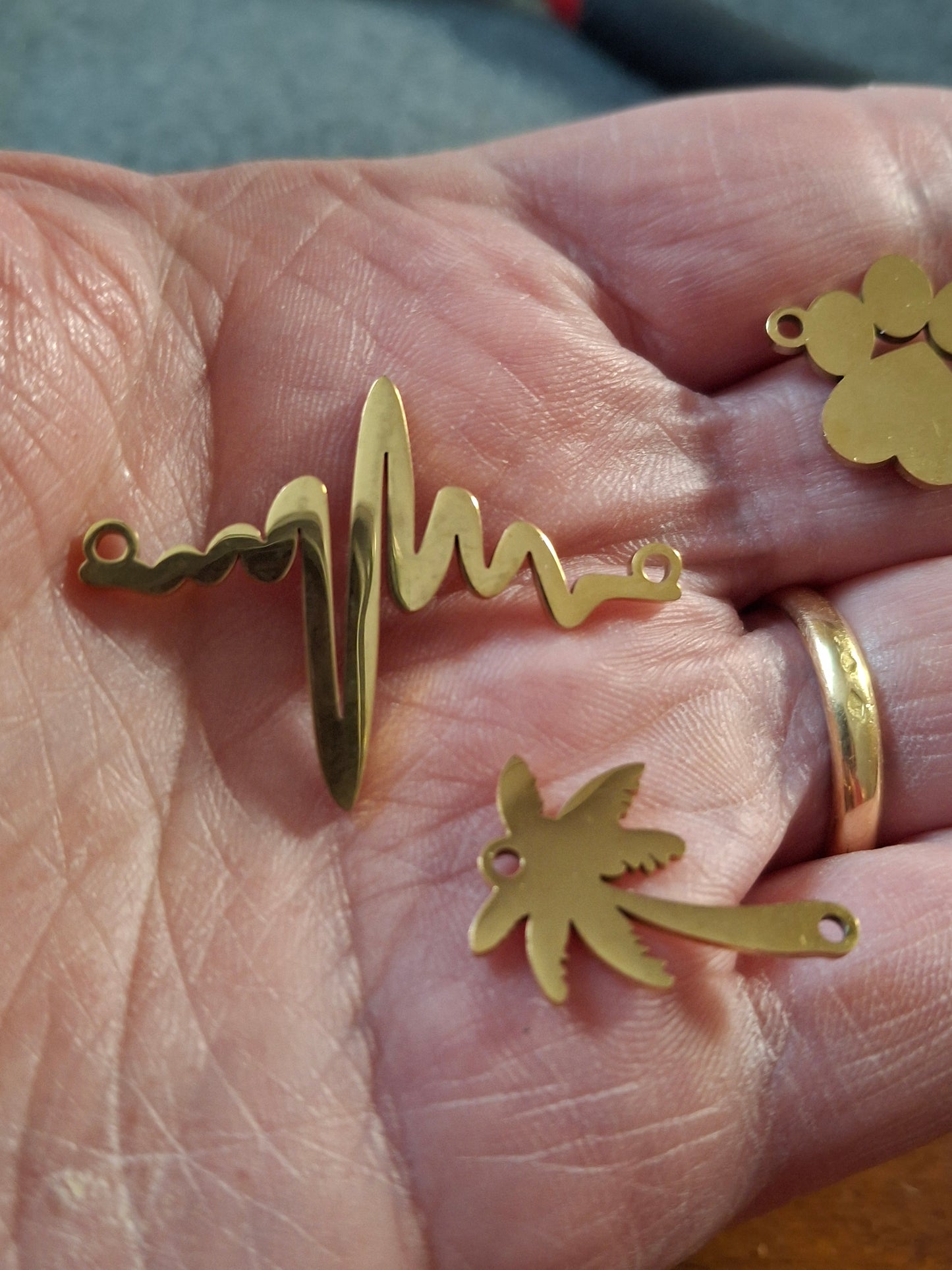 Halskette goldfarbene Edelstahlkette und Edelstahlverbinder