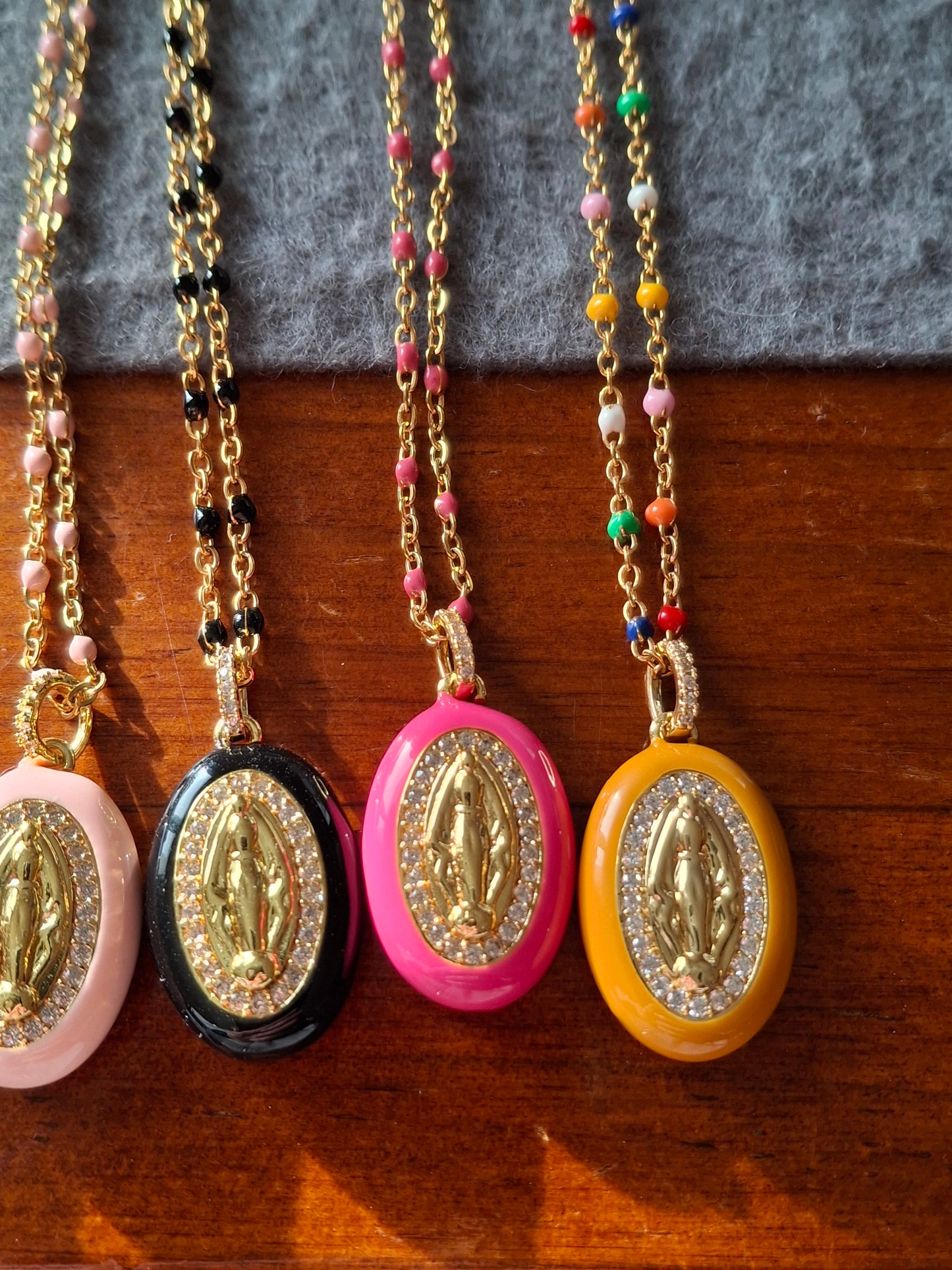 Collier chaîne acier inoxydable stainless steel grande médaille madone en email coloré