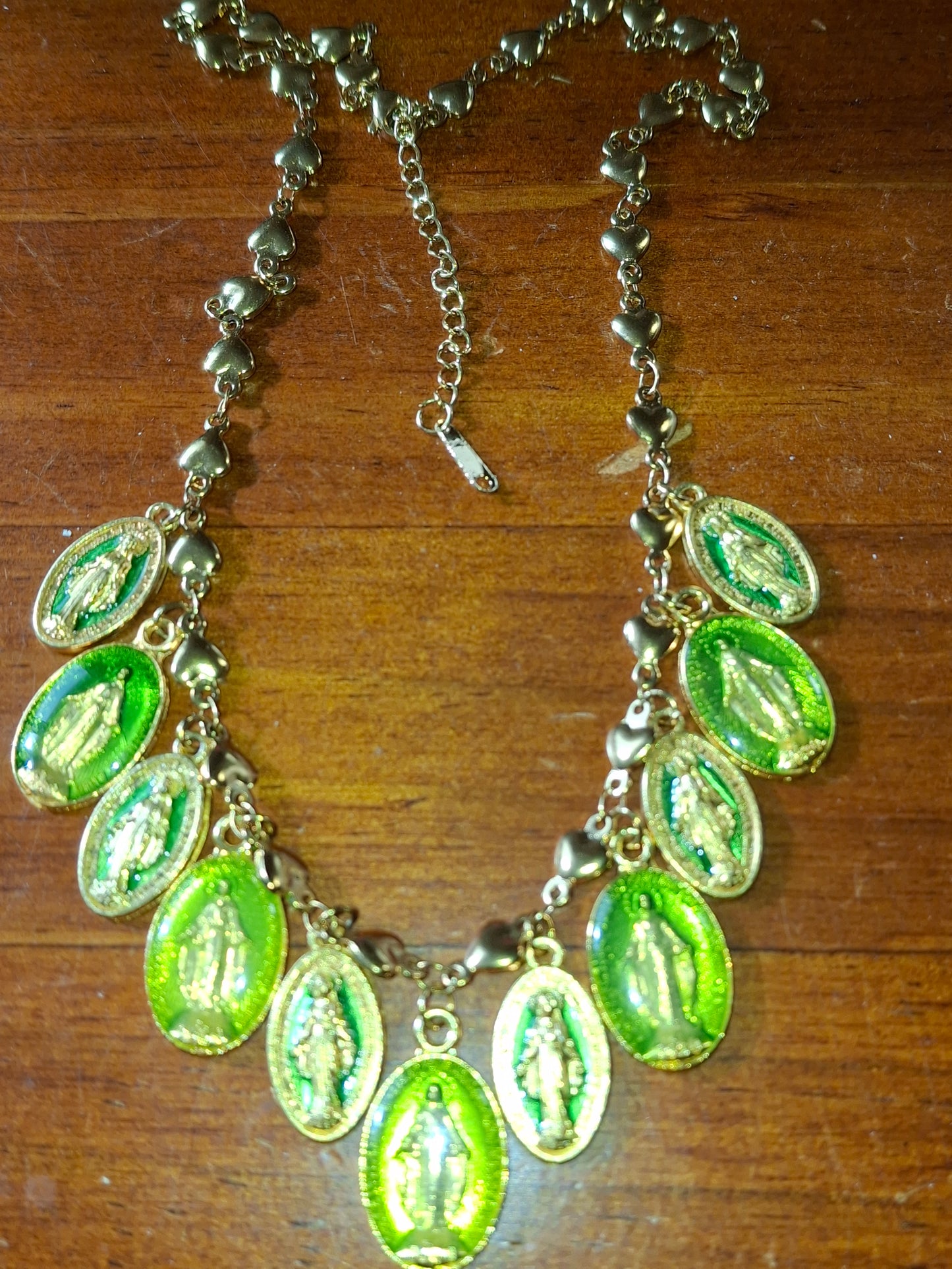 Collier chaîne dorée acier inoxydable stainless steel motif fleur breloques madone handmade réglable