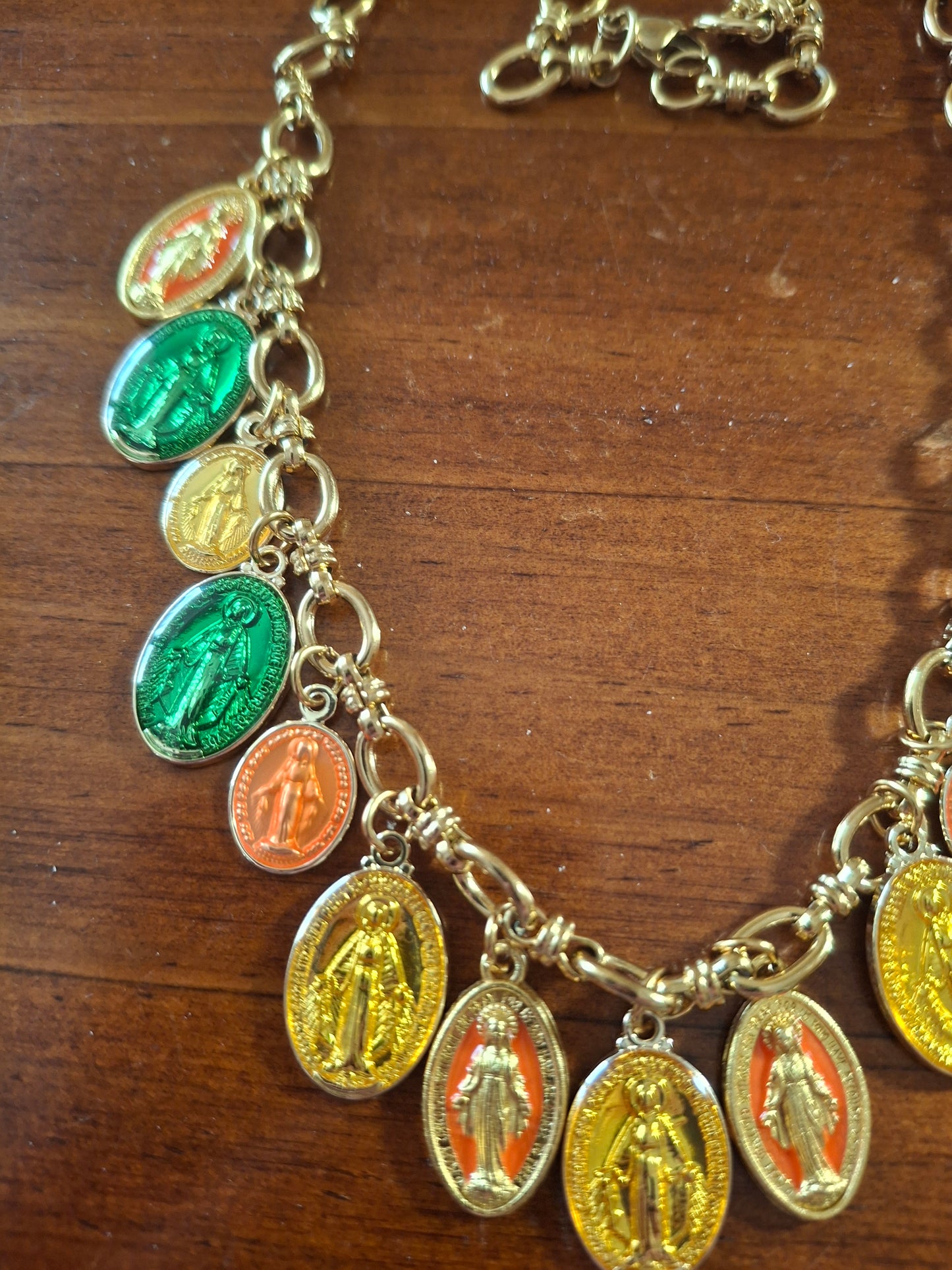 Collier chaîne dorée acier inoxydable stainless steel 316 et breloques madone