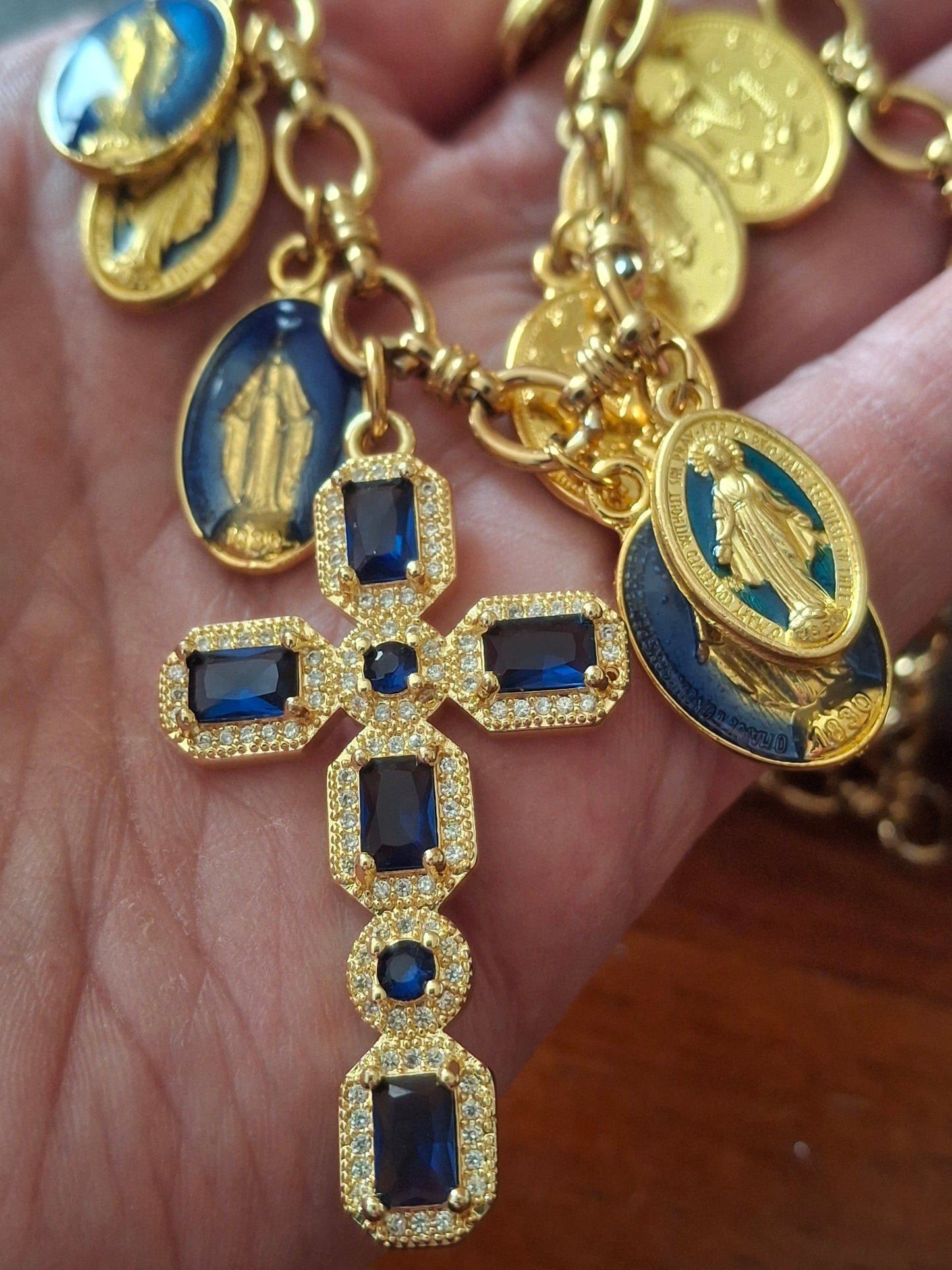 Halskette, Panzerkette, Edelstahl 316, großes Barockkreuz, 18 Karat vergoldet, mit AAA-Zirkonia besetzt und Madonna-Anhänger