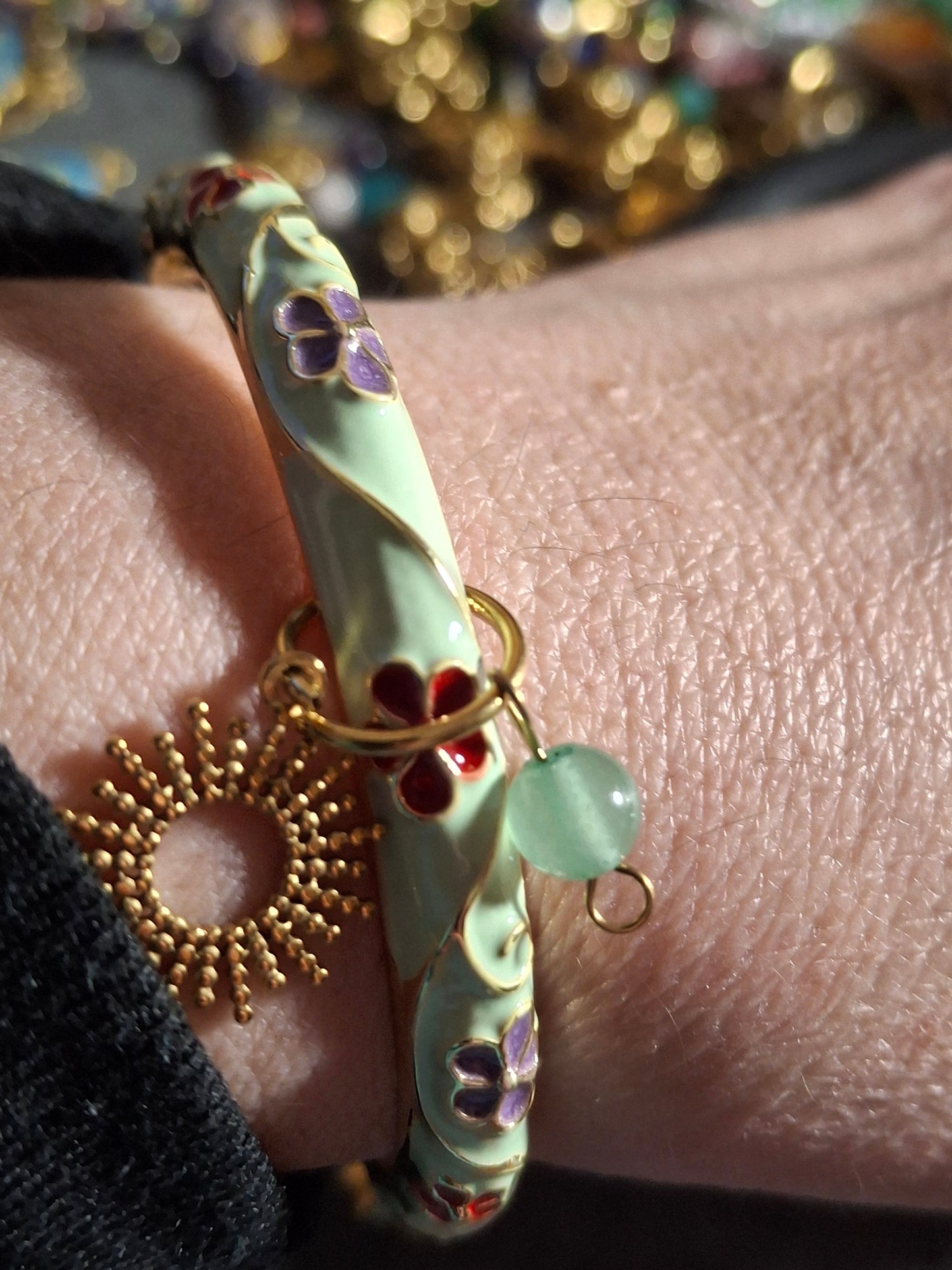 Jonc rigide email cloisonné à ressort motif fleurs breloques