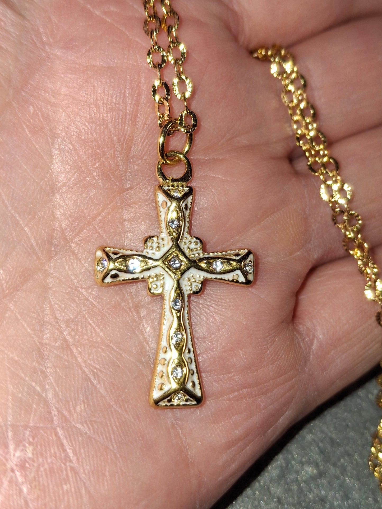 Collier chaîne dorée acier inoxydable stainless steel 316 pendentif croix stainless steel 316 email coloré blanc et zirconium