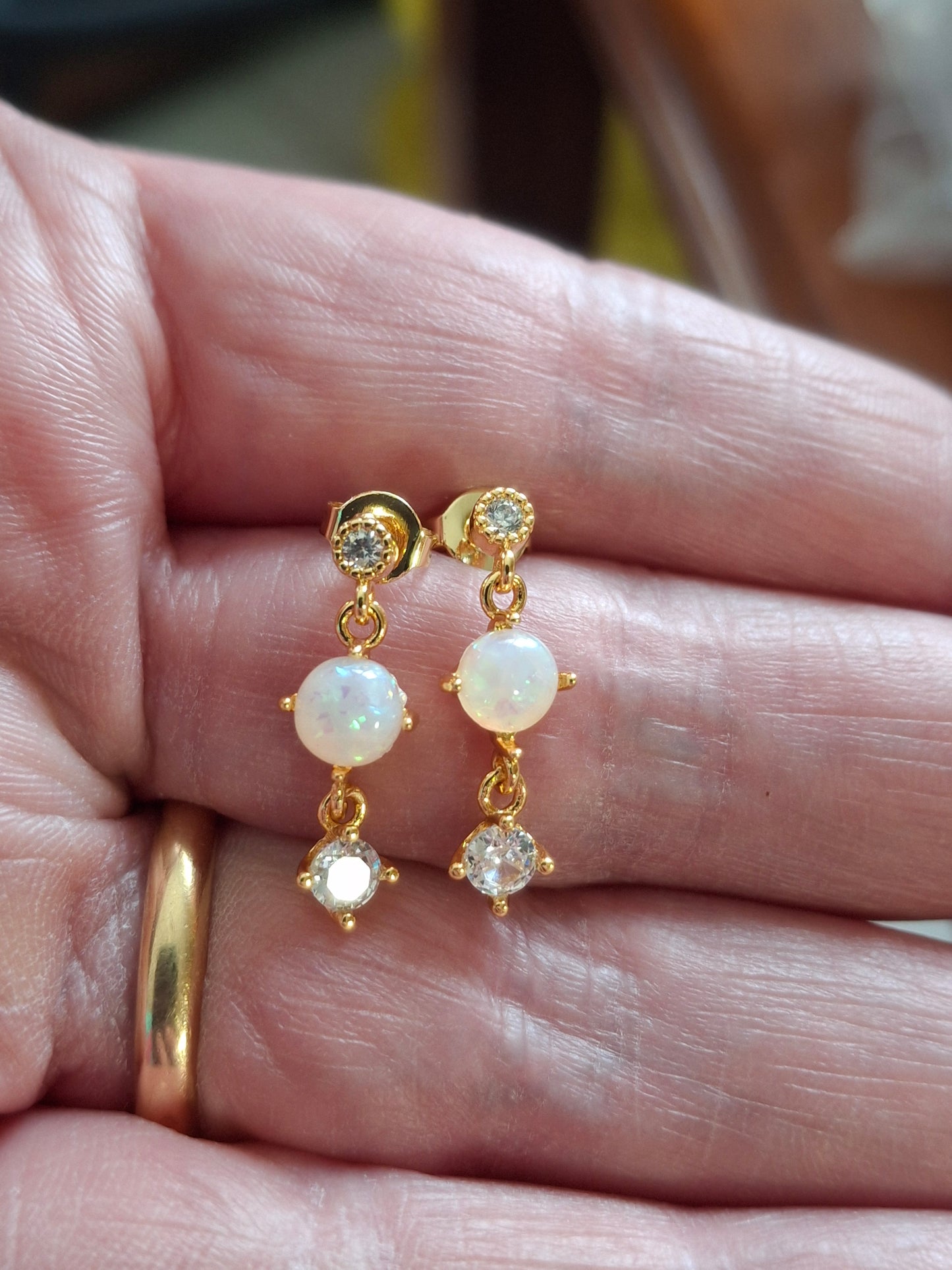 Stainless steel 316 single earrings and stud earrings of very good quality, set with opal and zirconium, sold as a pair