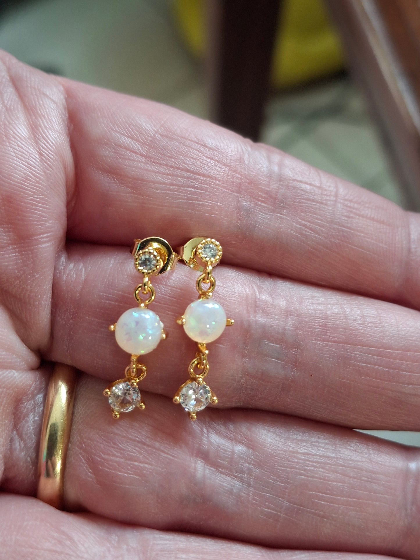 Stainless steel 316 single earrings and stud earrings of very good quality, set with opal and zirconium, sold as a pair