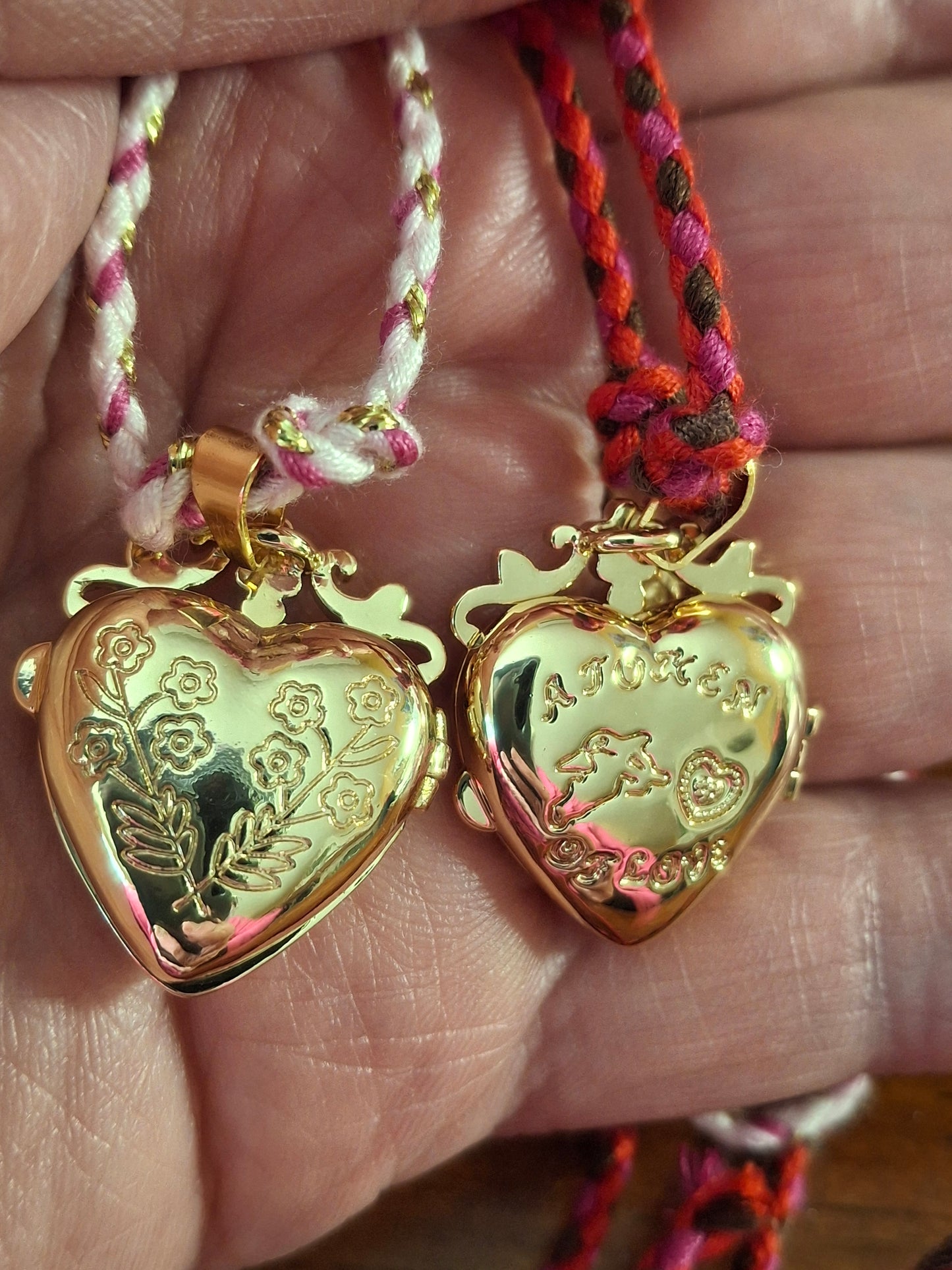 Handgefertigtes, verstellbares, geflochtenes Halsband mit Herzanhänger als Fotohalter.