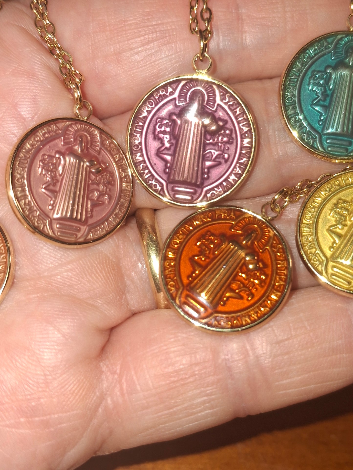 Halskette aus vergoldetem Edelstahl (316) mit Anhänger aus Edelstahl und Emaille in Form eines Propheten.