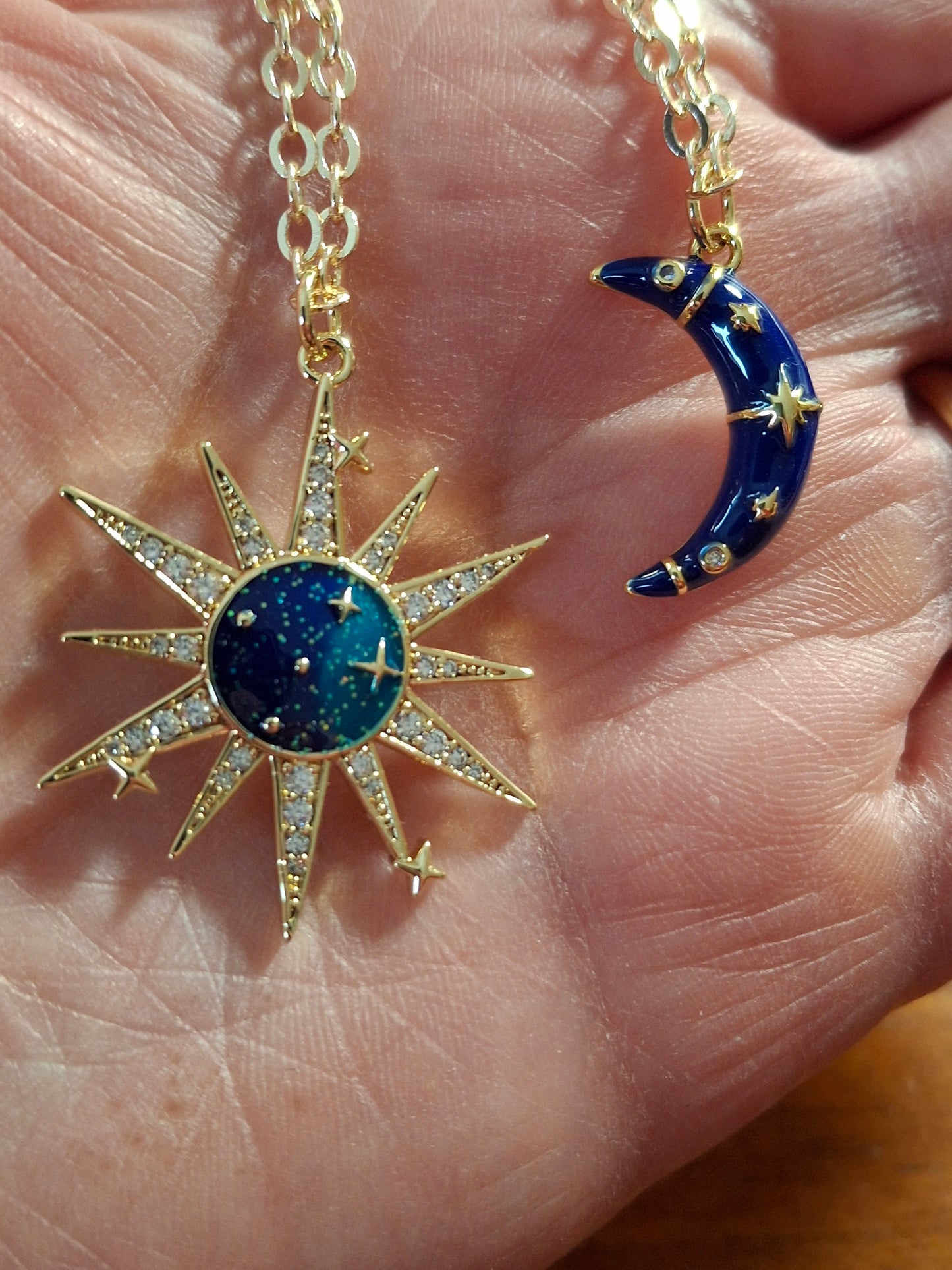 Collier chaîne dorée acier inoxydable stainless steel 316 soleil plaqué or 18K email serti zirconium