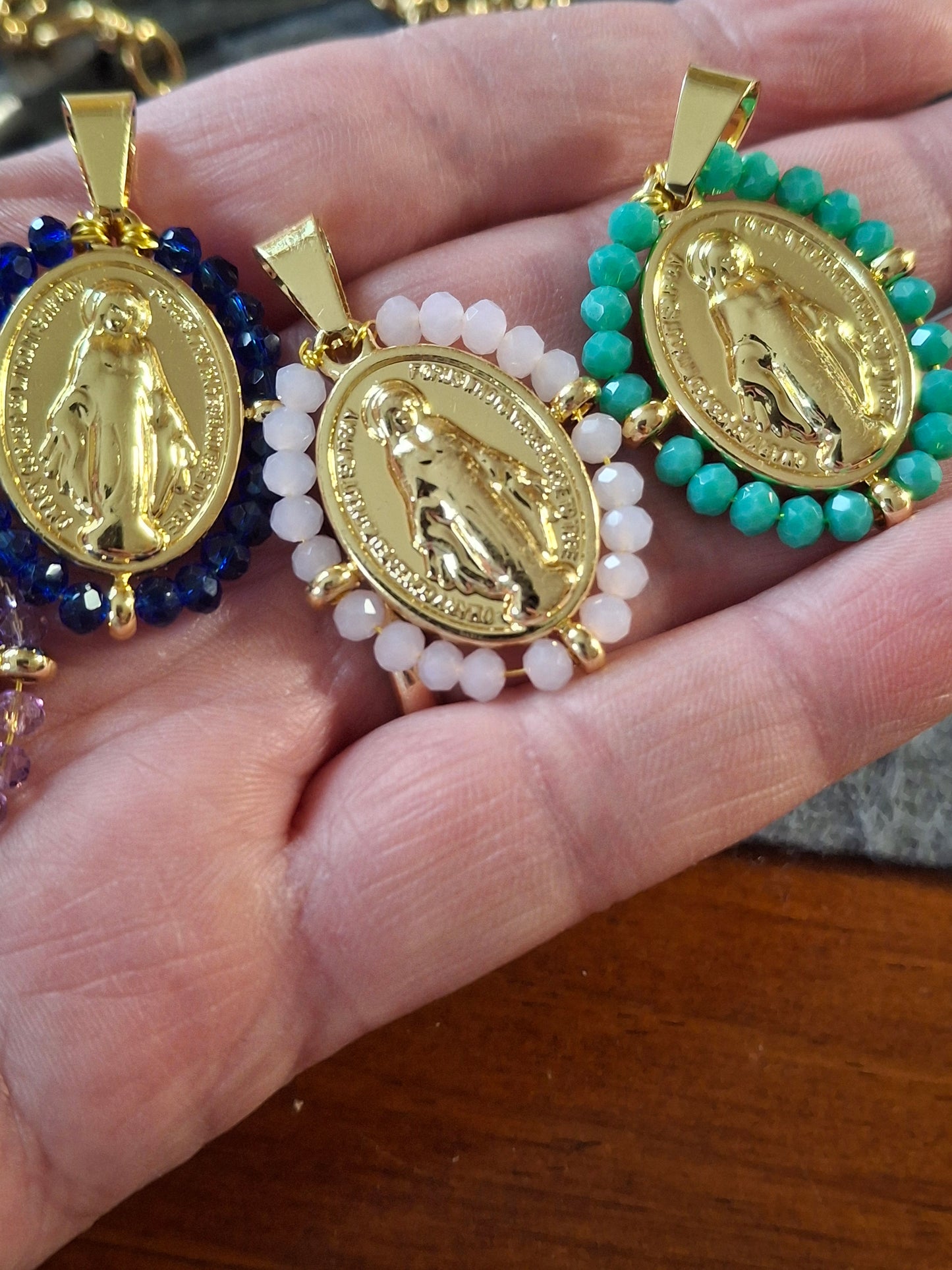 Bracelet chaîne maille gourmette acier inoxydable stainless steel 316 et grande médaille madone stainless steel et perles en cristal à facettes