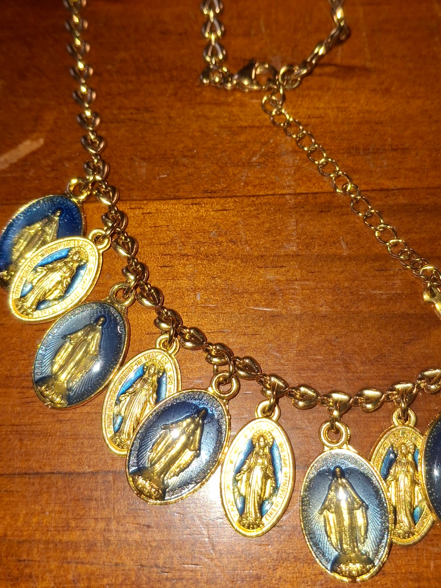 Collier chaîne dorée stainless steel motif cœurs et breloques madone handmade