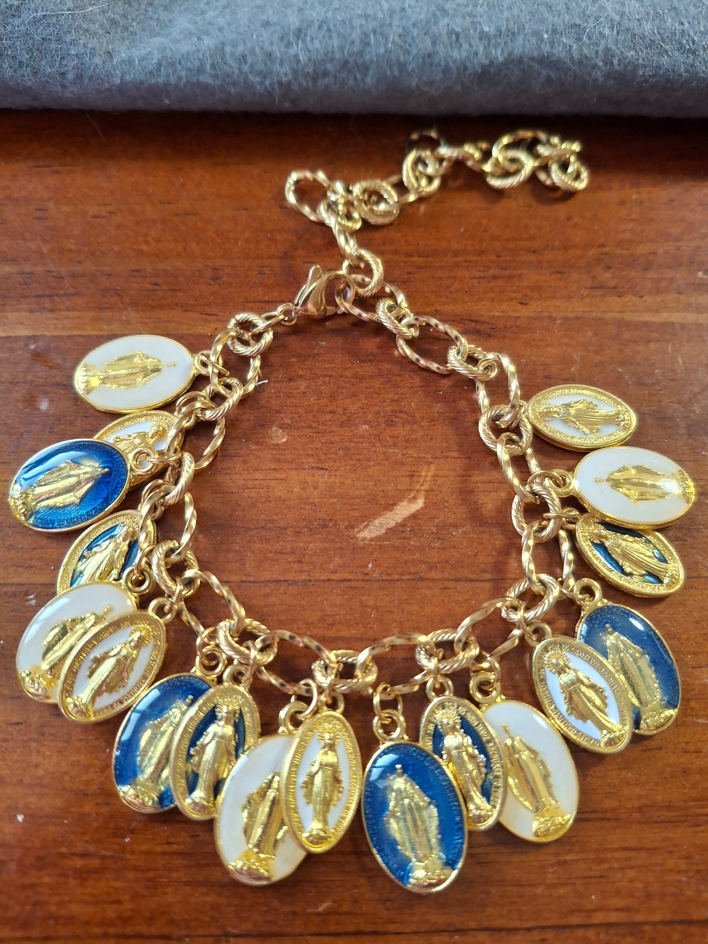 Bracelet chaîne acier inoxydable stainless steel breloques madone handmade réglable sur mesure