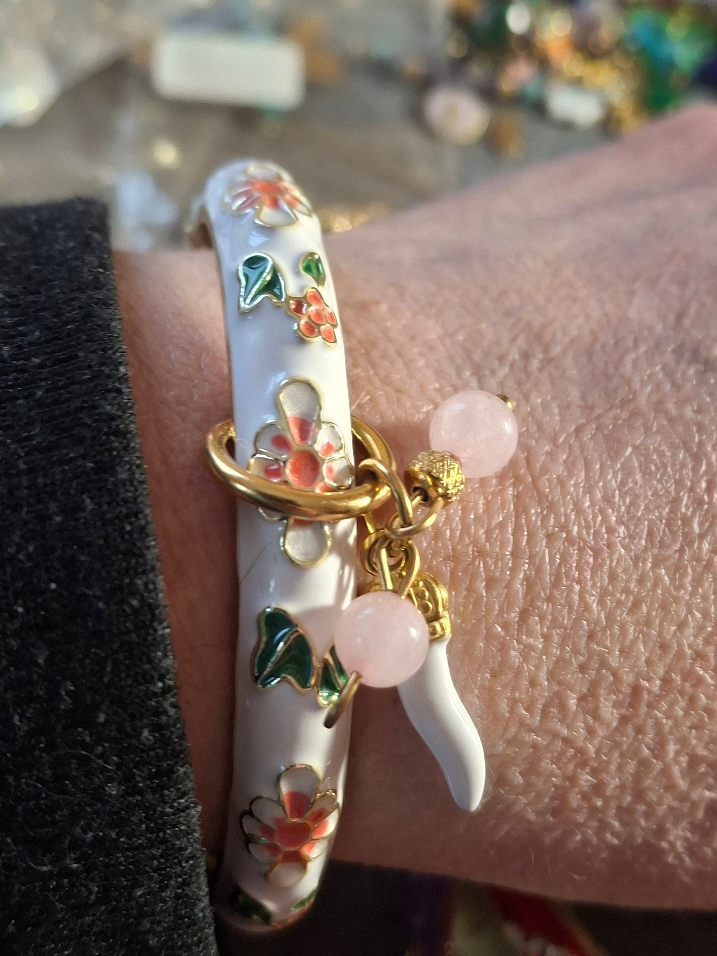 Joli jonc rigide à ressort en email cloisonné et breloques