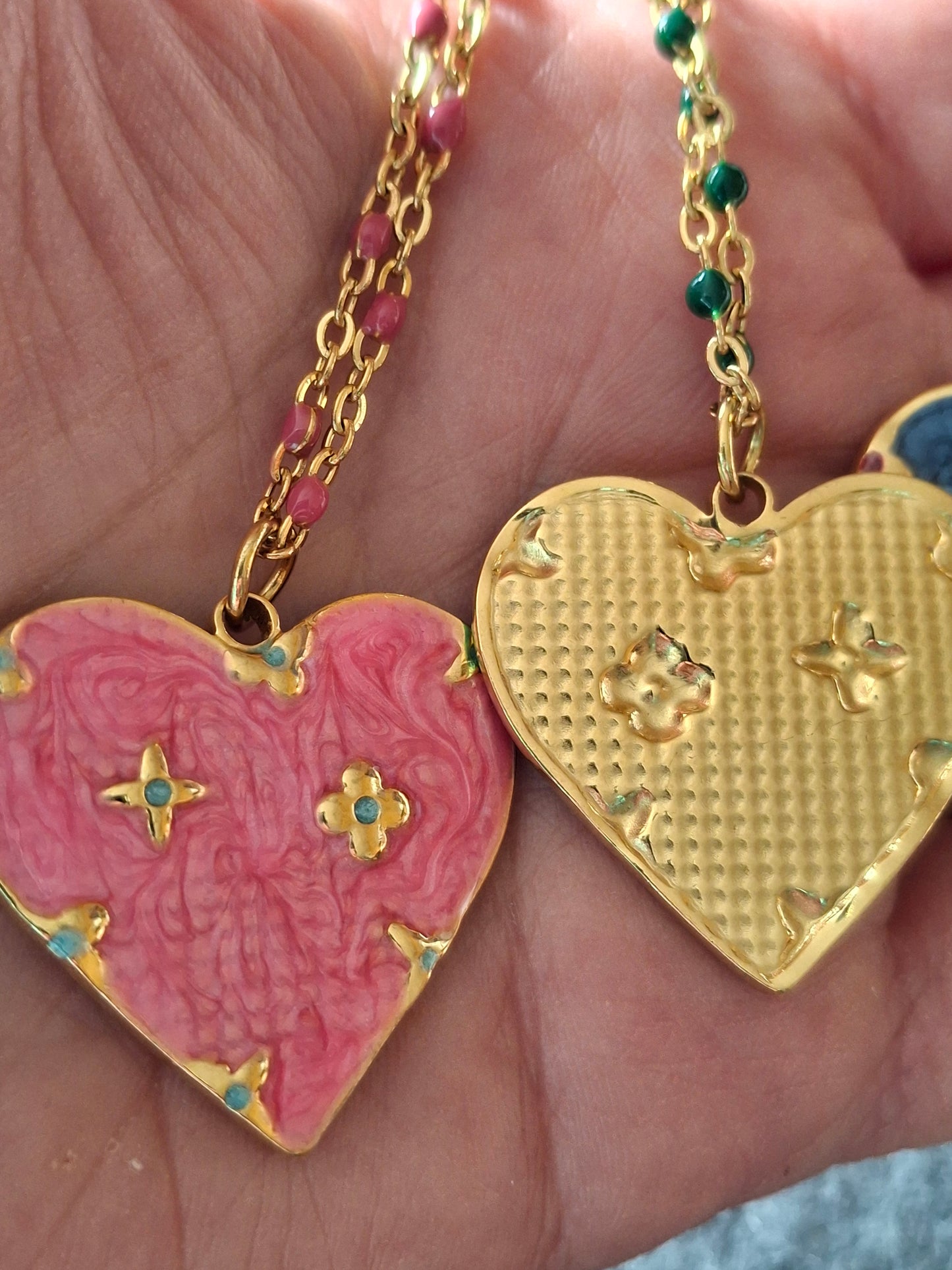 Collier chaîne dorée acier inoxydable stainless steel et perles en email coloré, grand pendentif coeur stainless steel 316 et email