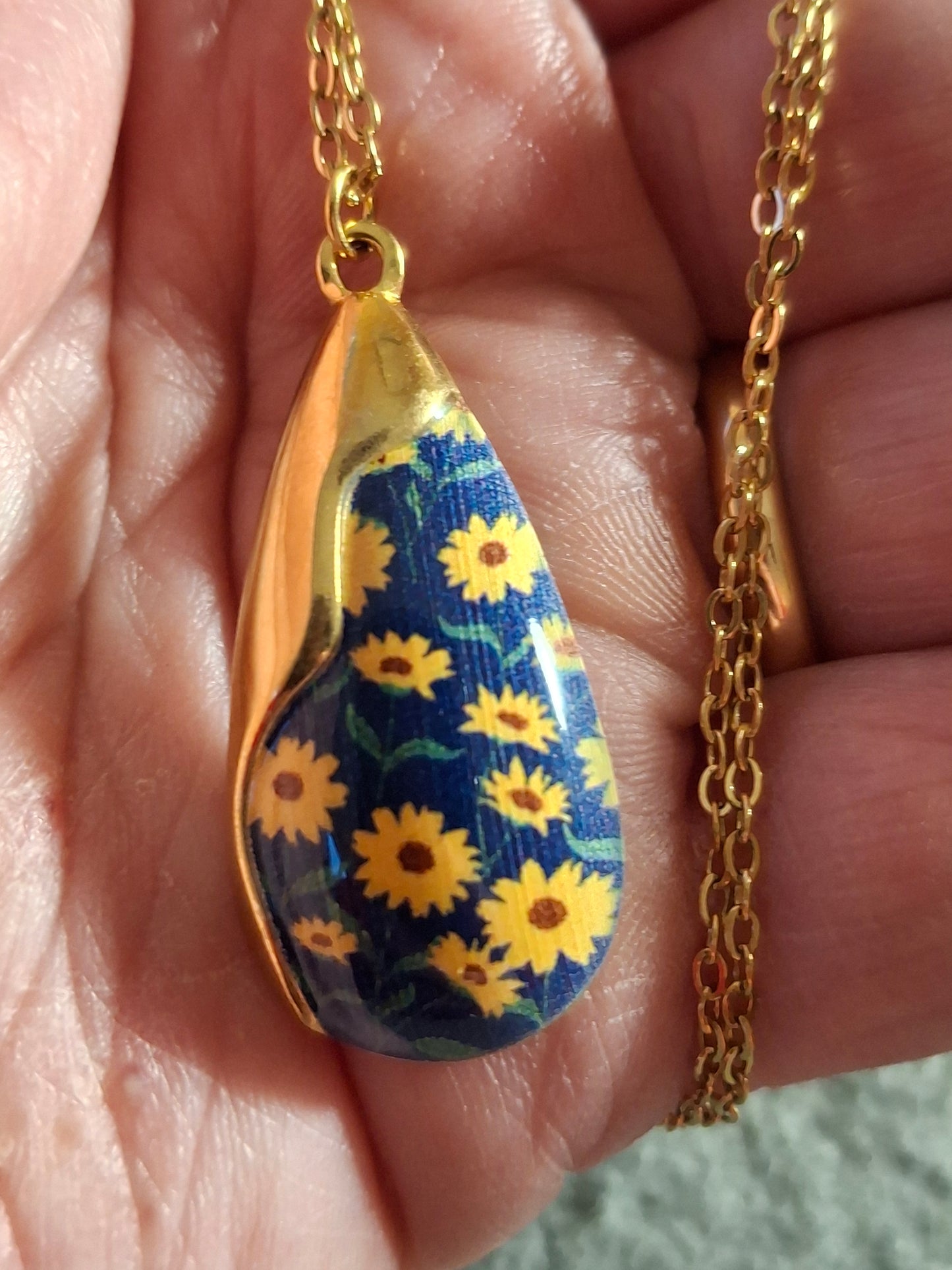 Collier chaîne dorée acier inoxydable stainless steel 316 pendentif goutte motif marguerite