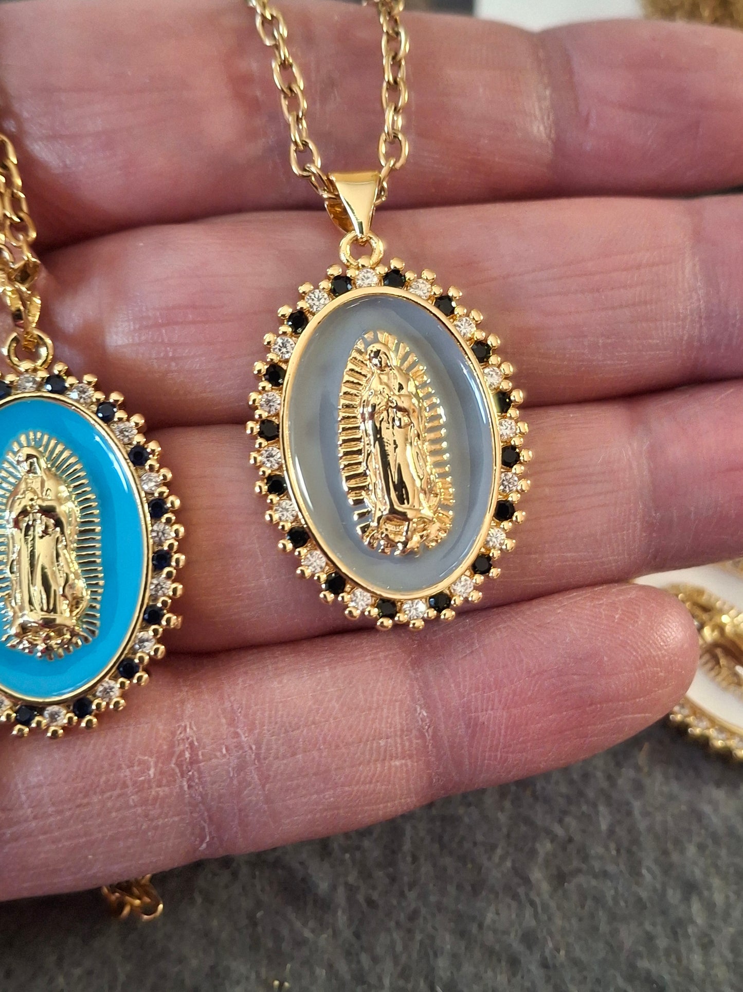 Collier chaîne dorée acier inoxydable stainless steel 316 et grande médaille madone vierge miraculeuse émaillée plaqué or 18K serti zirconium AAA austrian