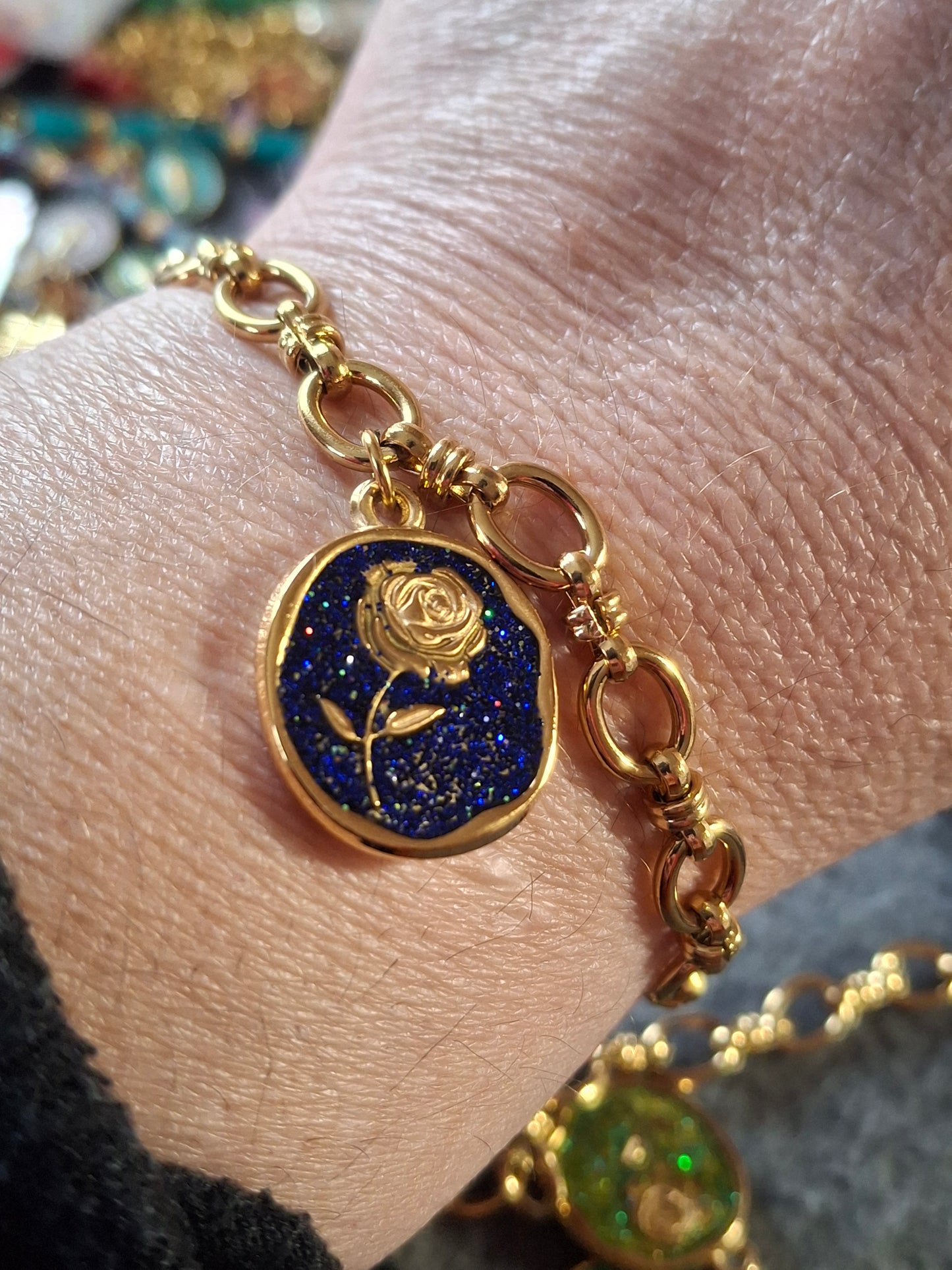 Bracelet chaîne maille gourmette stainless steel 316 ,médaille stainless steel 316 et email coloré motif rose sur mesure