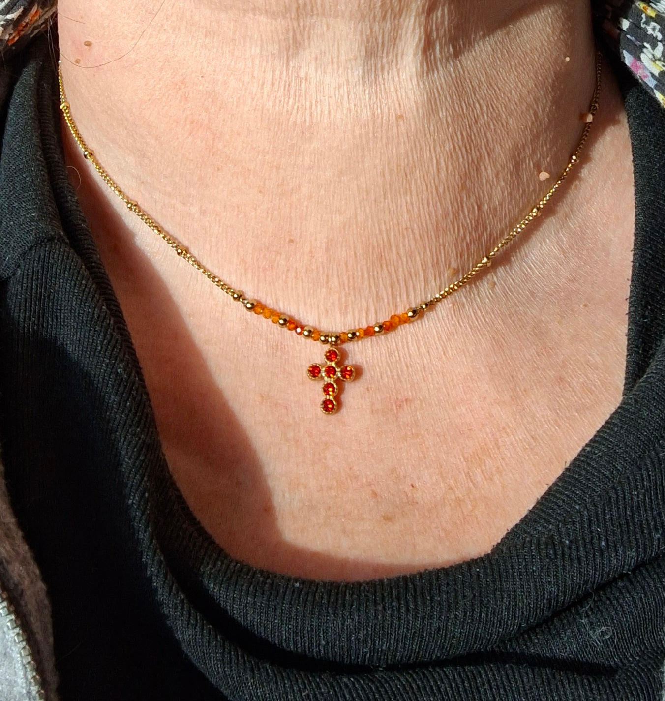 Collier chaîne dorée acier inoxydable stainless steel 316 ,perles, croix stainless steel plaqué or cristal ou email et zirconium réglable