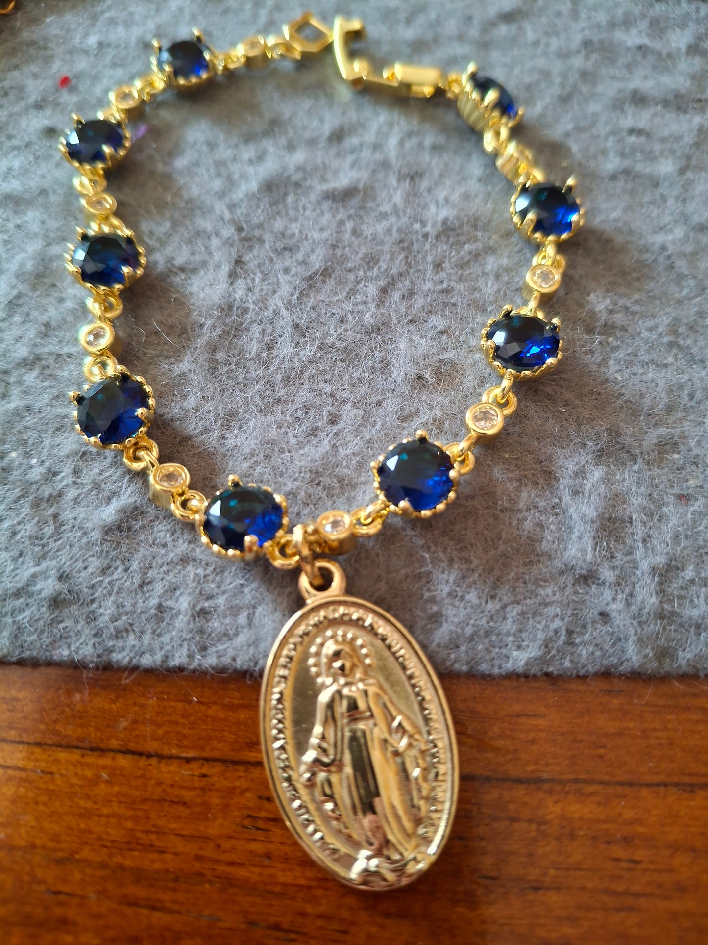 Bracelet chaîne en laiton doré plaqué or 18K sertie cristal bleu marine et grande médaille madone stainless steel 316 poli handmade