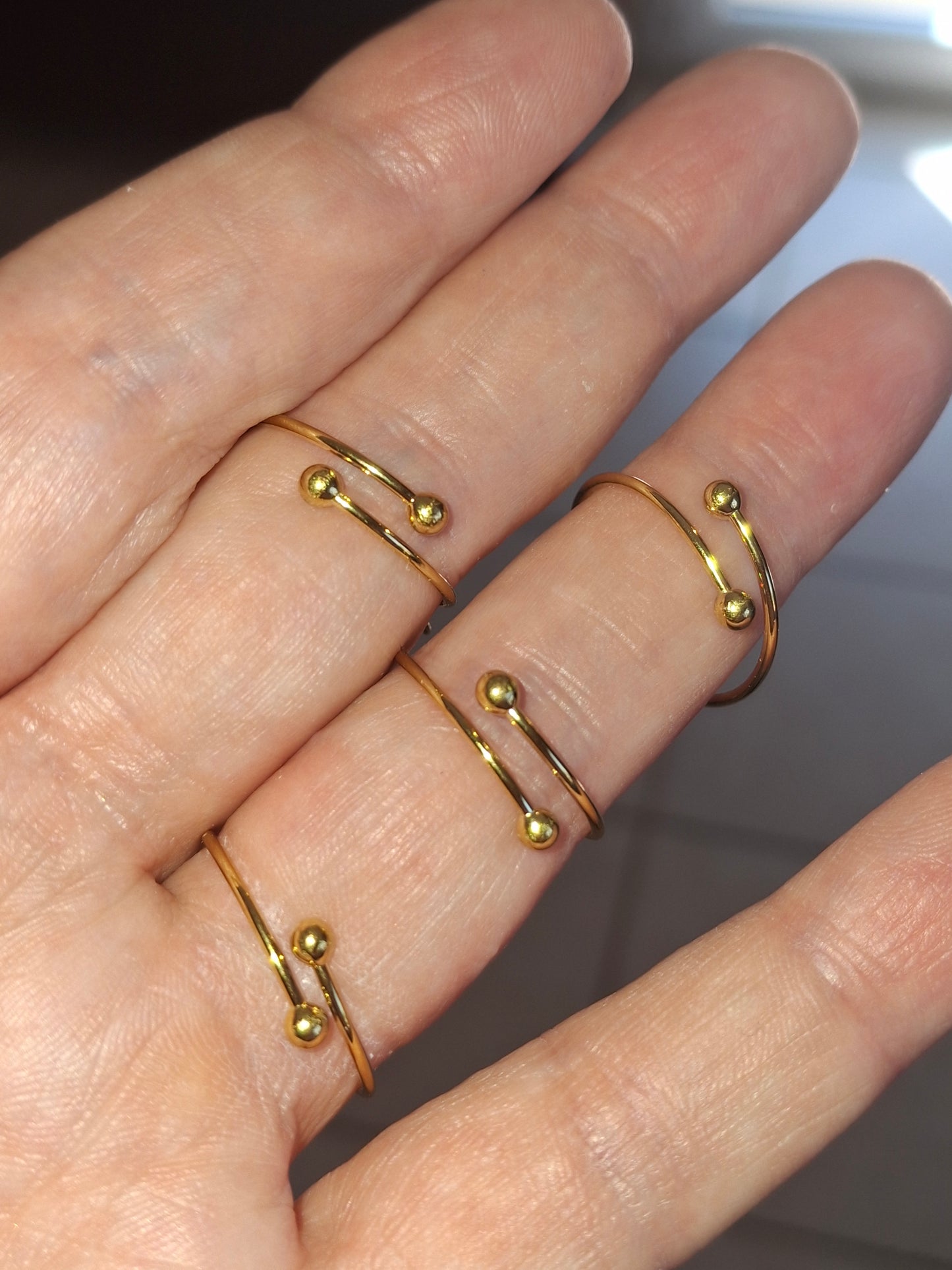 Sehr schöner Ring aus Edelstahl 316 mit Kristallbesatz, verstellbar
