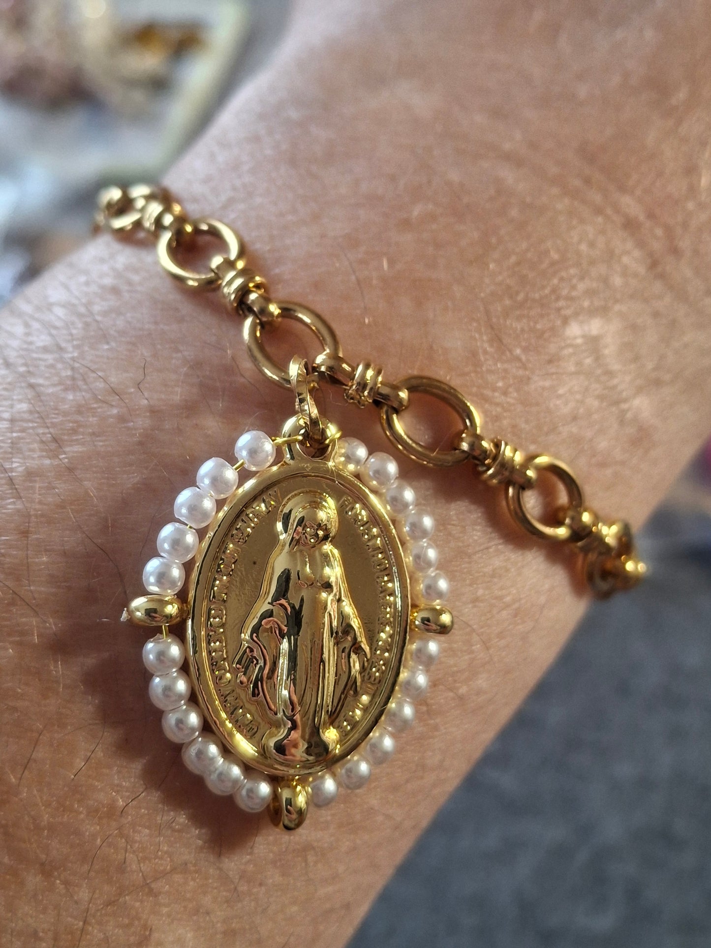 Bracelet chaîne maille gourmette acier inoxydable stainless steel 316 et grande médaille madone stainless steel et perles en cristal à facettes
