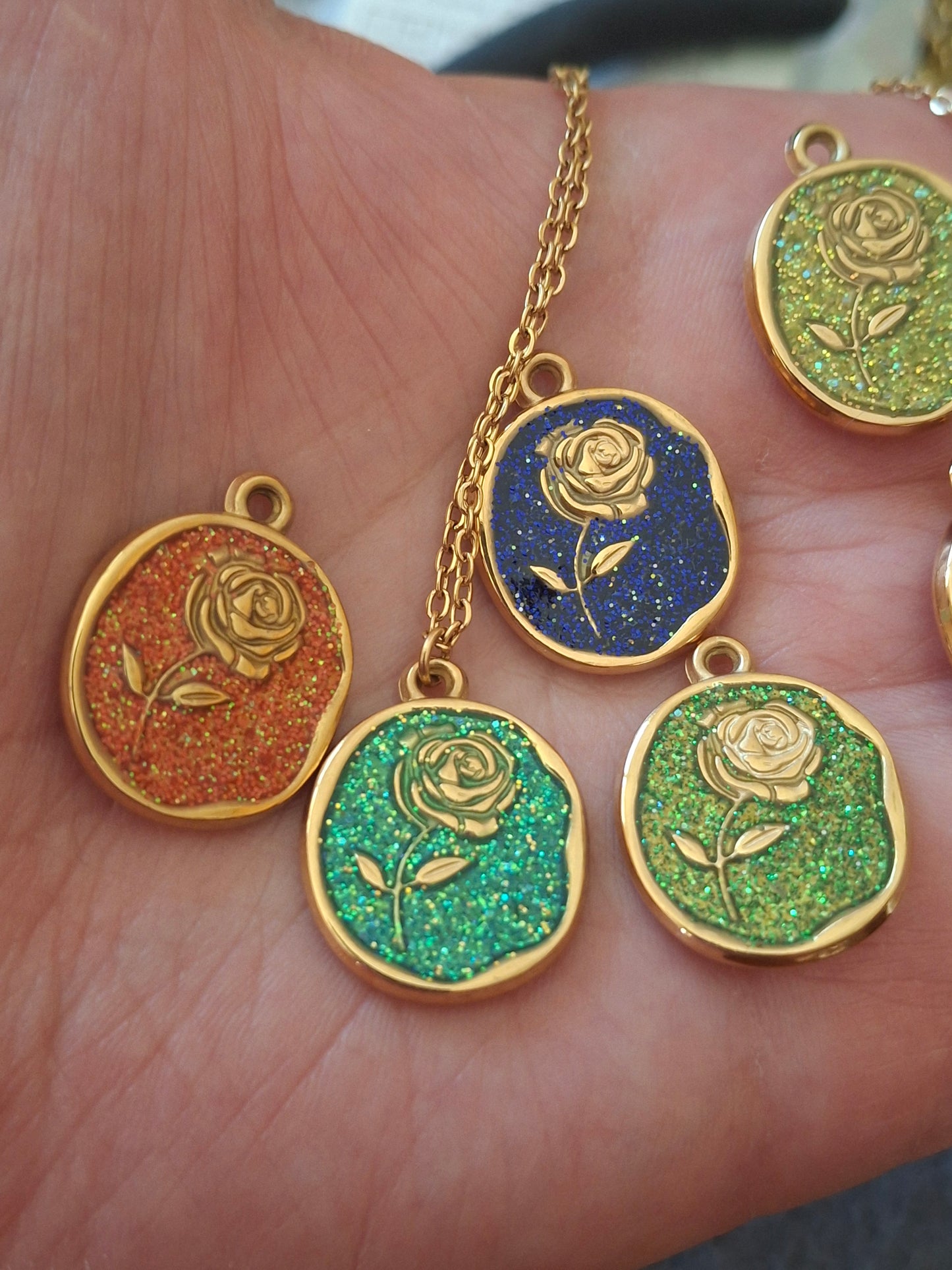 Collier chaîne dorée acier inoxydable stainless steel 316 ,pendentif stainless steel 316 médaille email coloré motif rose