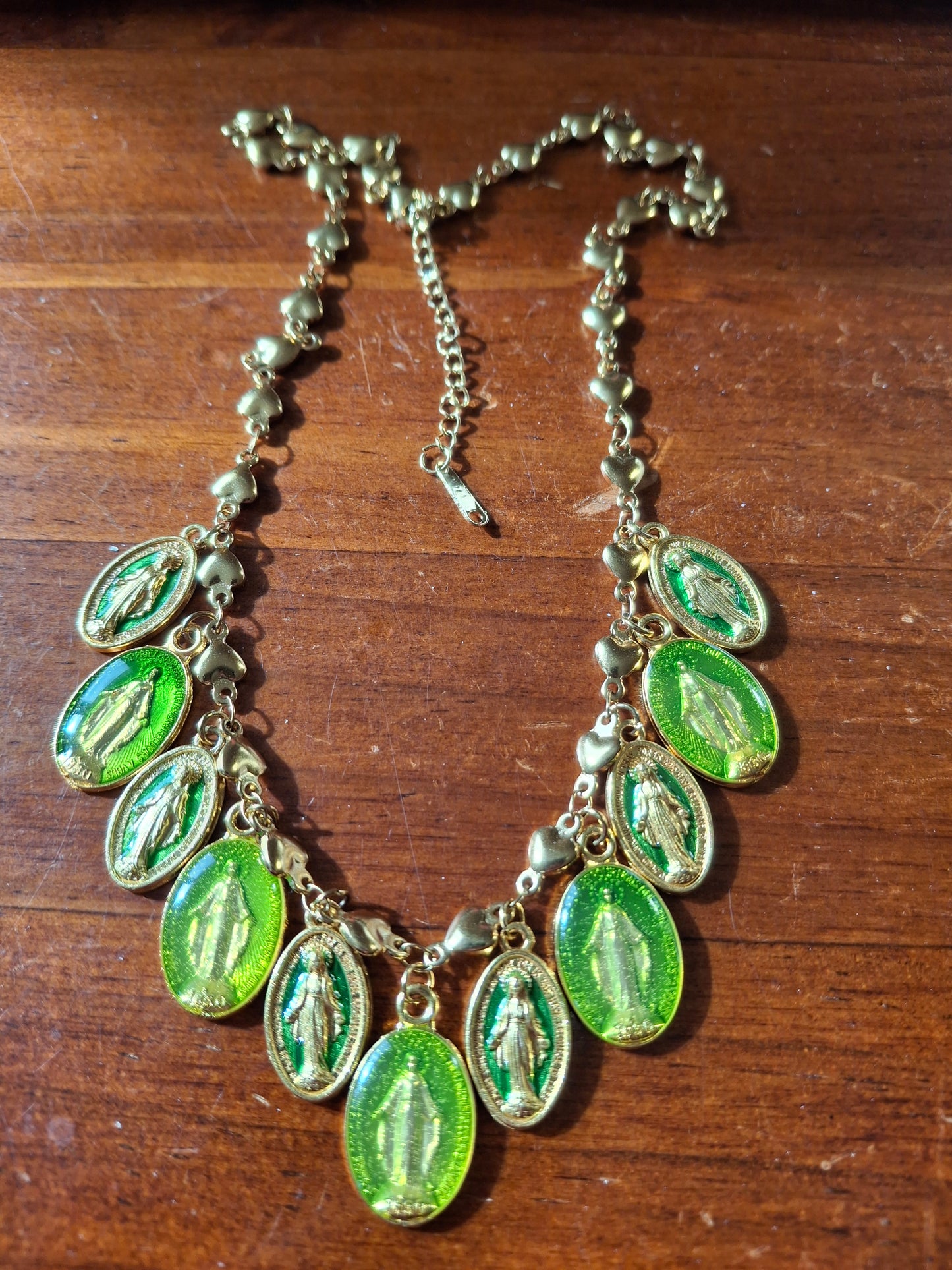 Collier chaîne dorée acier inoxydable stainless steel motif fleur breloques madone handmade réglable