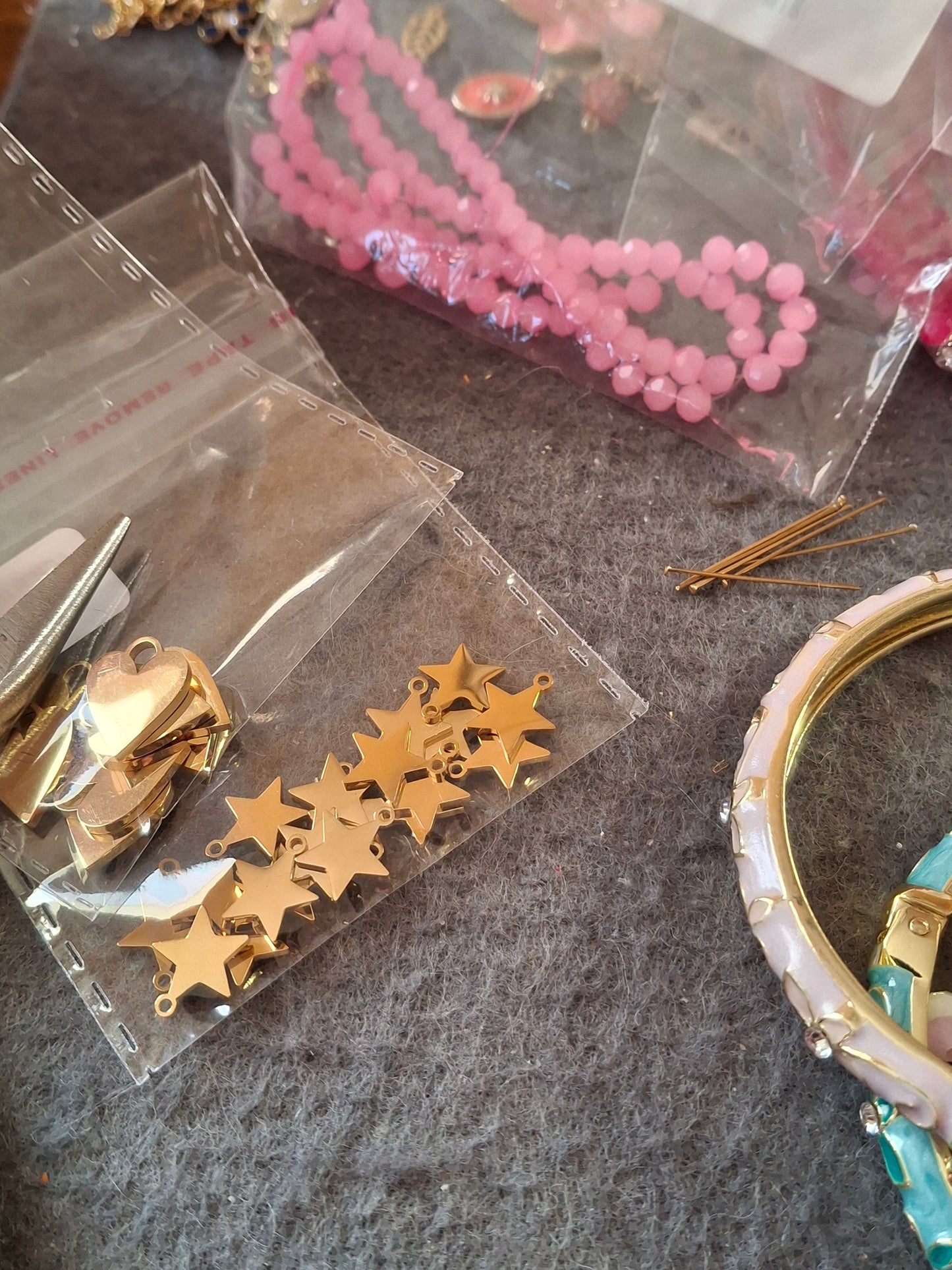 Joli jonc rigide à  ressort en email cloisonné serti zirconium plaqué or 18K