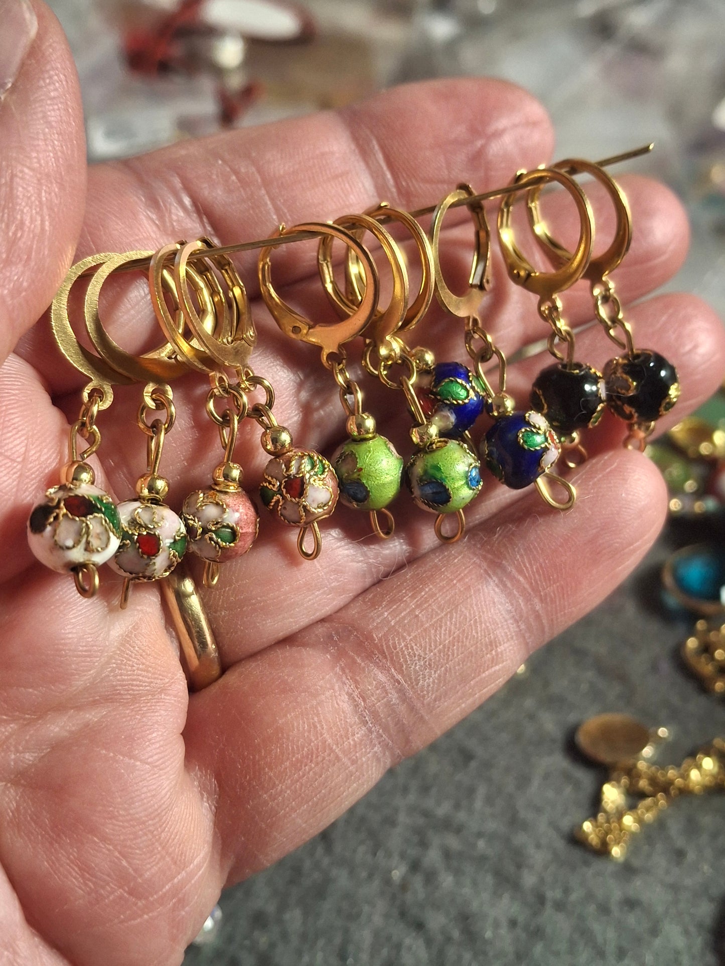 Boucles d oreilles mini creole et perle en émail cloisonné handmade