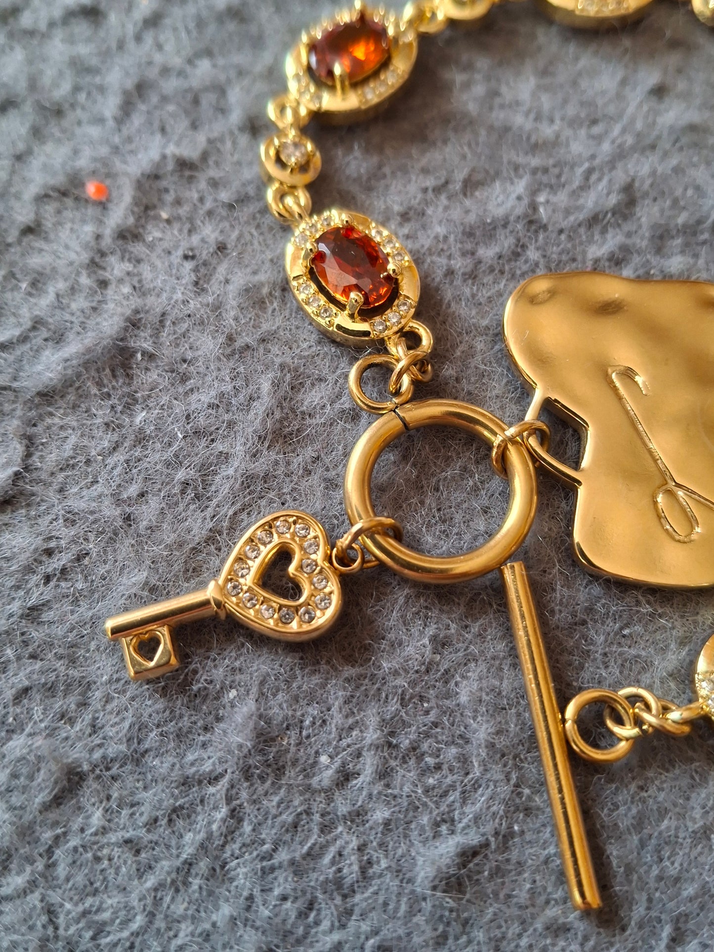 Bracelet maille gourmette stainless steel serti cristal rouge/ orange, grand cœur et clef stainless steel 316 fermoir toggle handmade