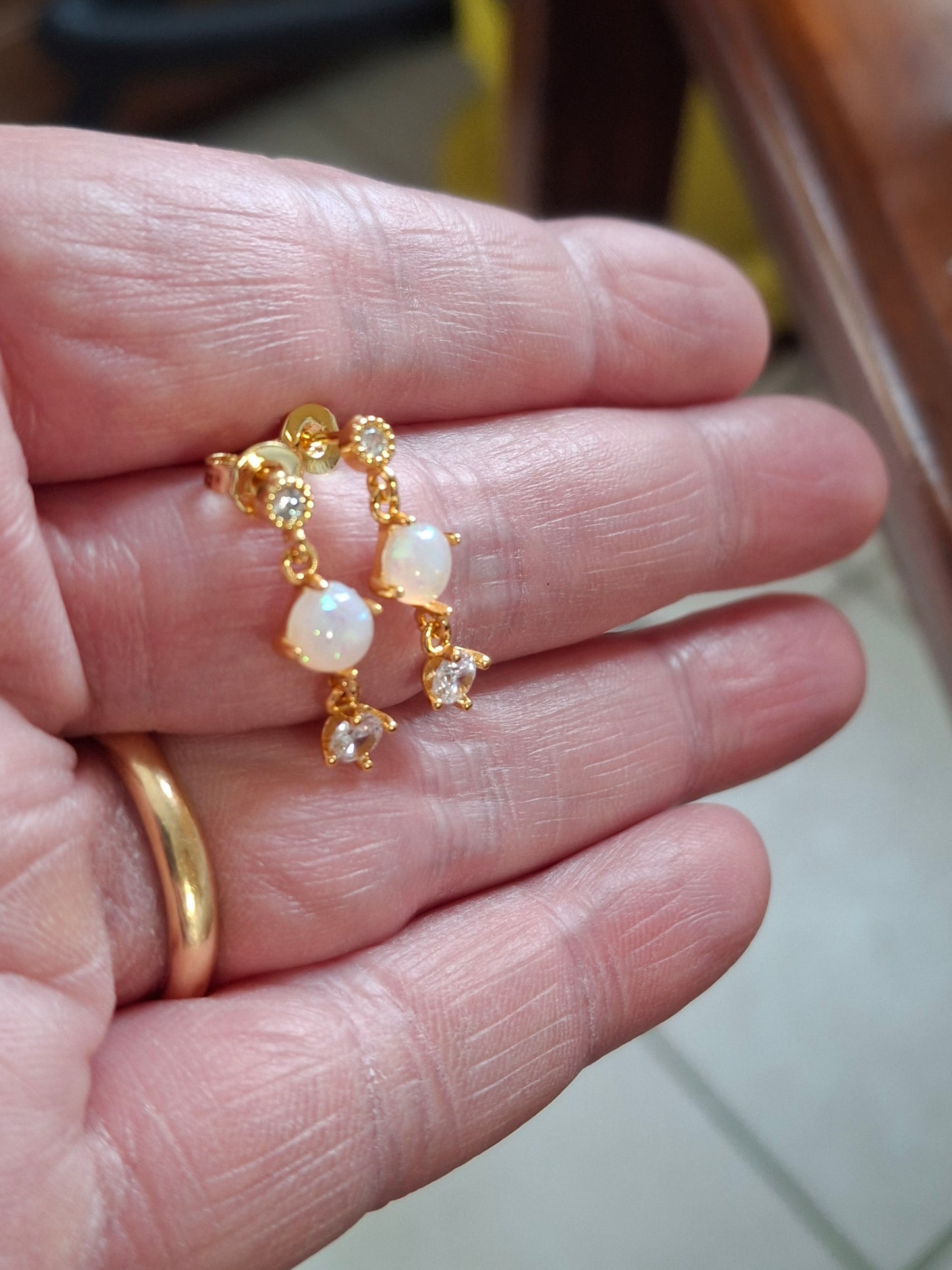 Stainless steel 316 single earrings and stud earrings of very good quality, set with opal and zirconium, sold as a pair