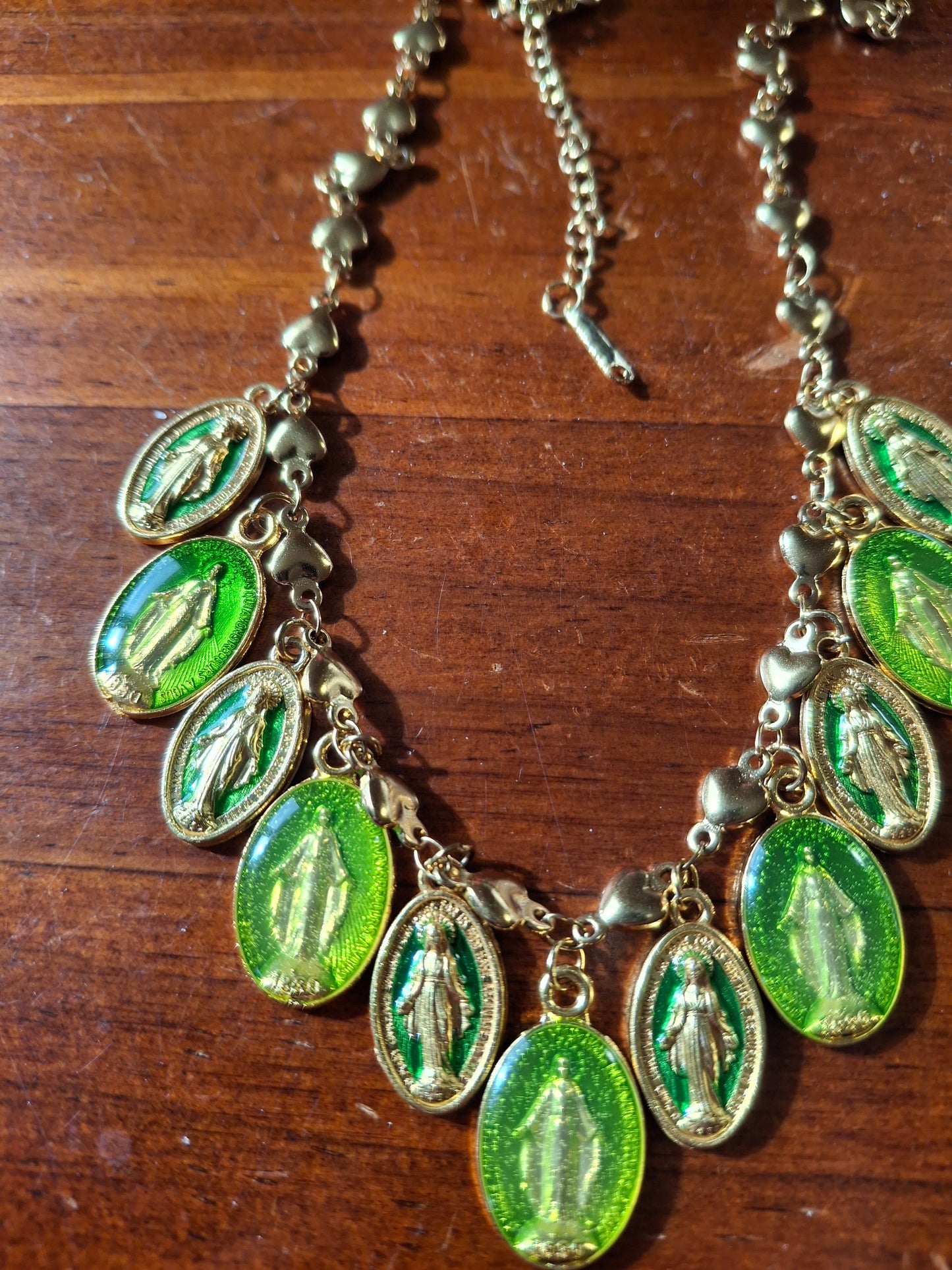 Collier chaîne dorée acier inoxydable stainless steel motif fleur breloques madone handmade réglable